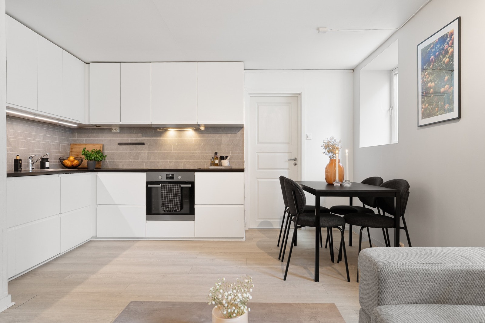 Moderne kjøkken med rene linjer og god skapplass. Galleribilde