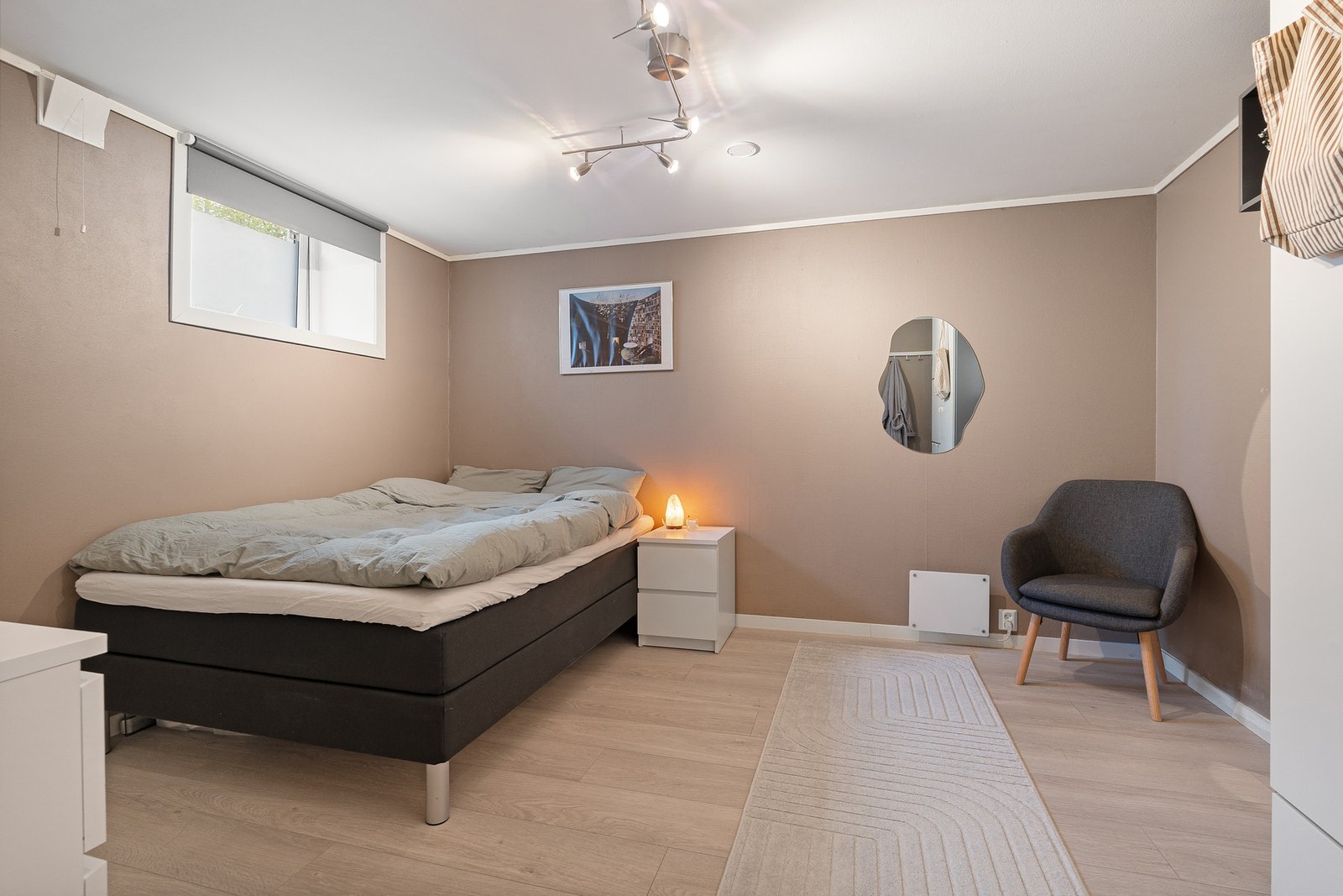 Stort soverom med god plass til dobbeltseng og garderobeløsning. Galleribilde