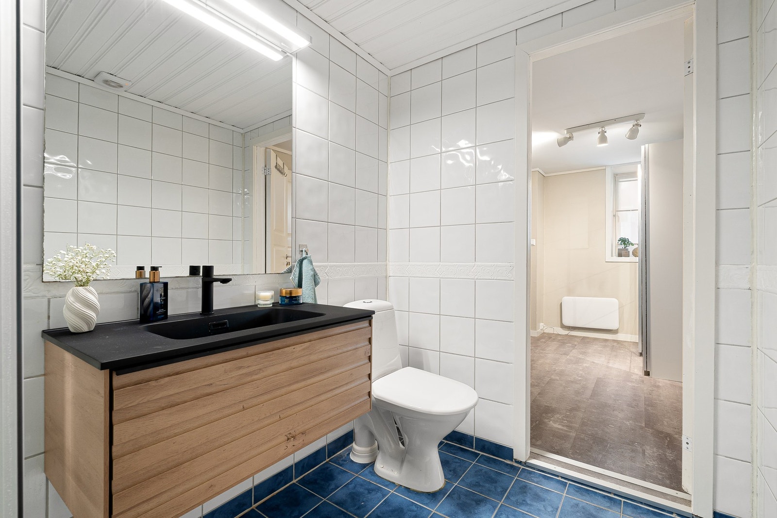 Badet er flislagt og har elektrisk gulvvarme. Galleribilde