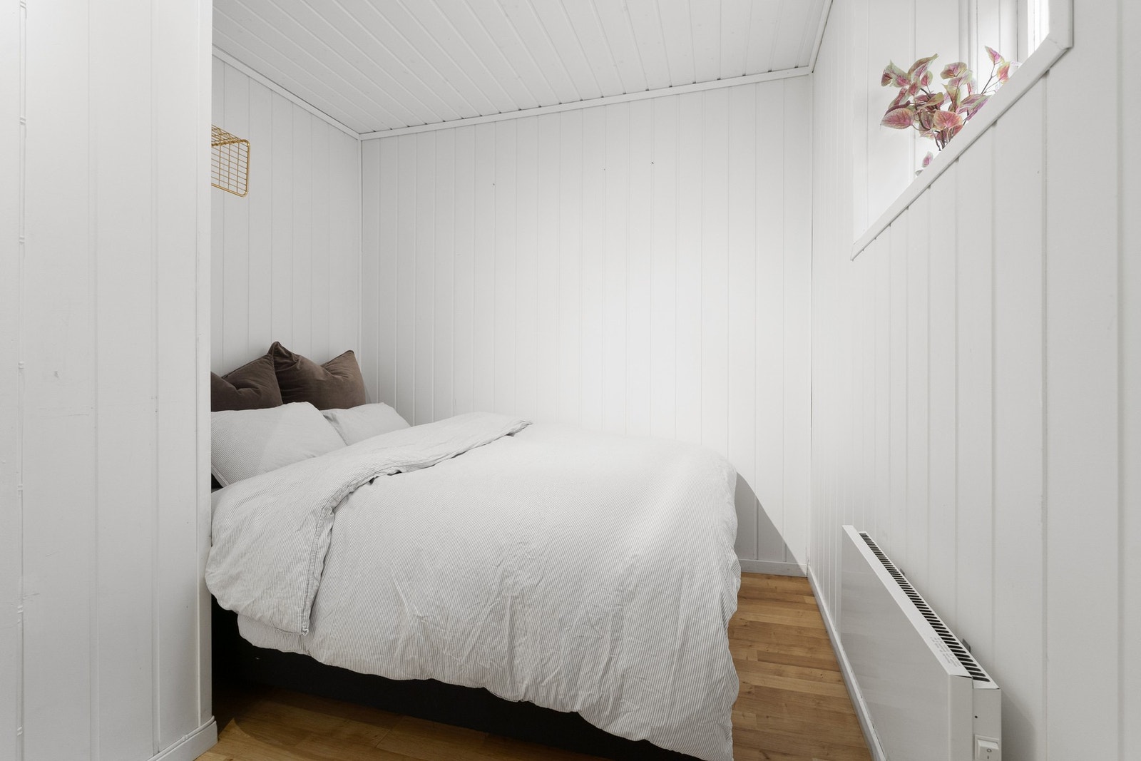 Et effektivt innredet rom med klassisk panel og plass til seng, samt enkel oppbevaring. Rommet er ikke godkjent som soverom. Galleribilde