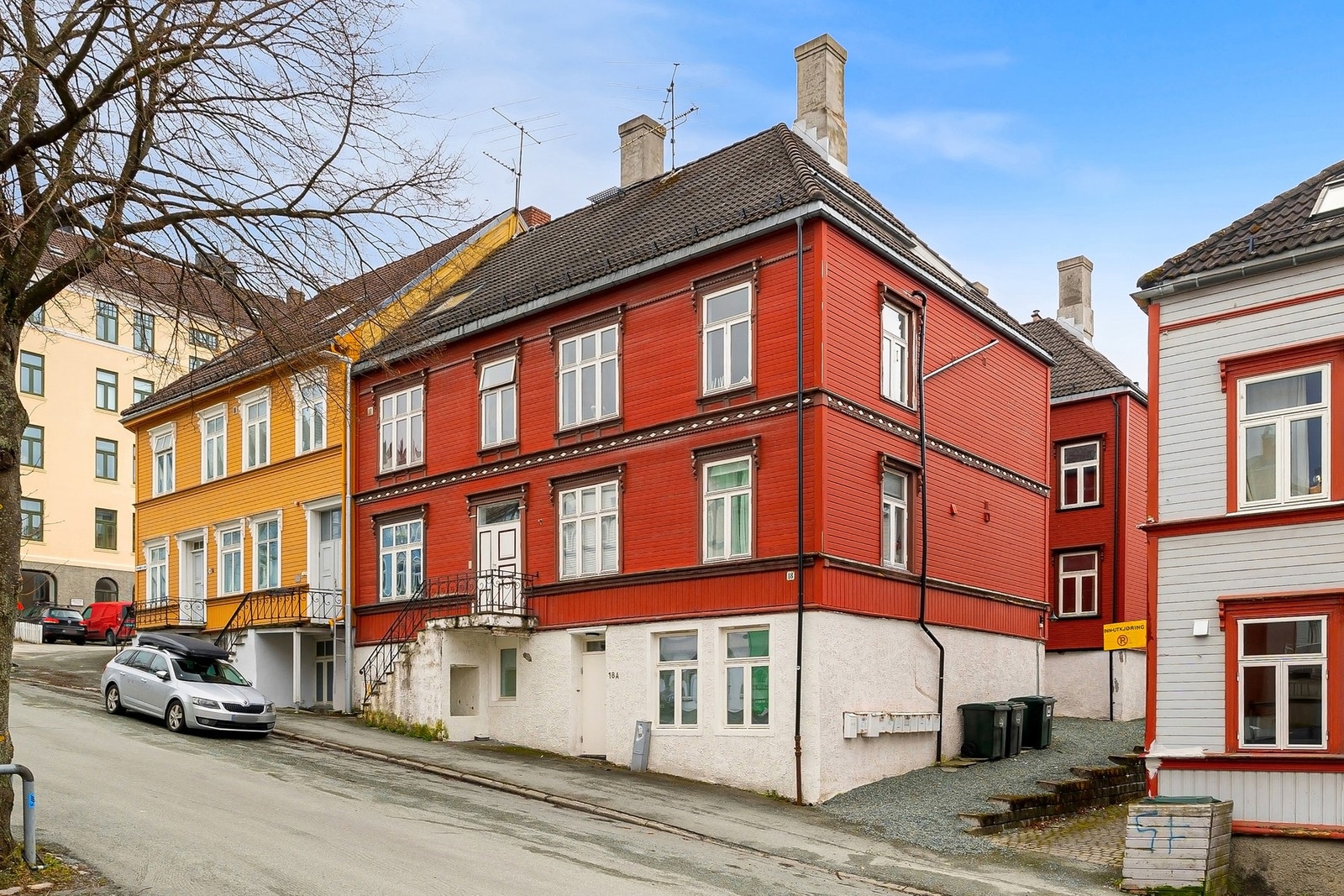 Sjarmerende bygård fra 1899 med klassisk trehusbebyggelse midt på Møllenberg - et attraktivt og sentralt boområde i Trondheim. Galleribilde