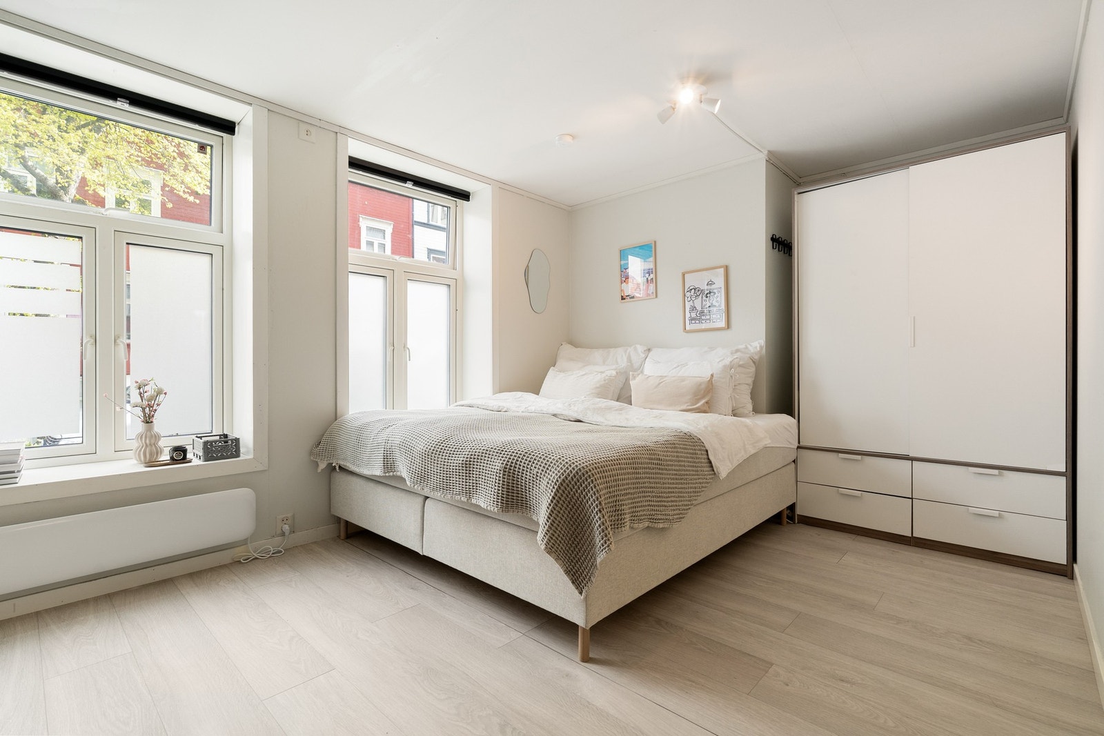 Romslig hovedsoverom med store vinduer som gir godt med dagslys. Galleribilde