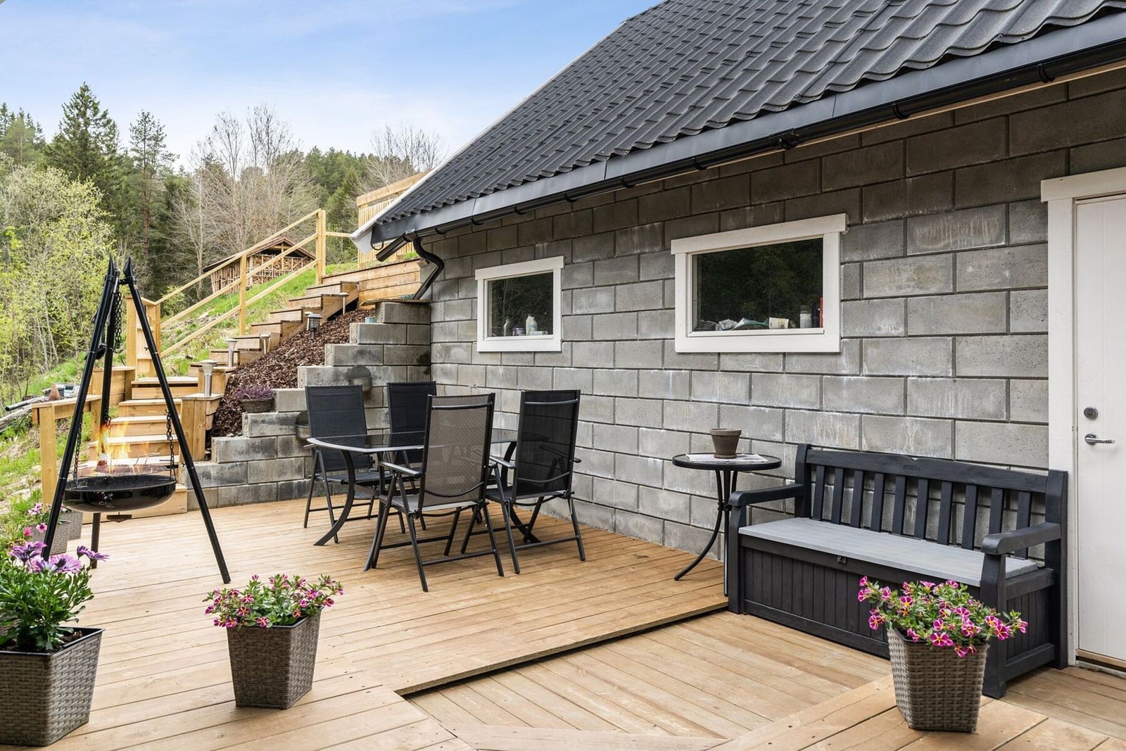 Pent opparbeidet uteplass med god plass til sosiale sammenkomster. Galleribilde