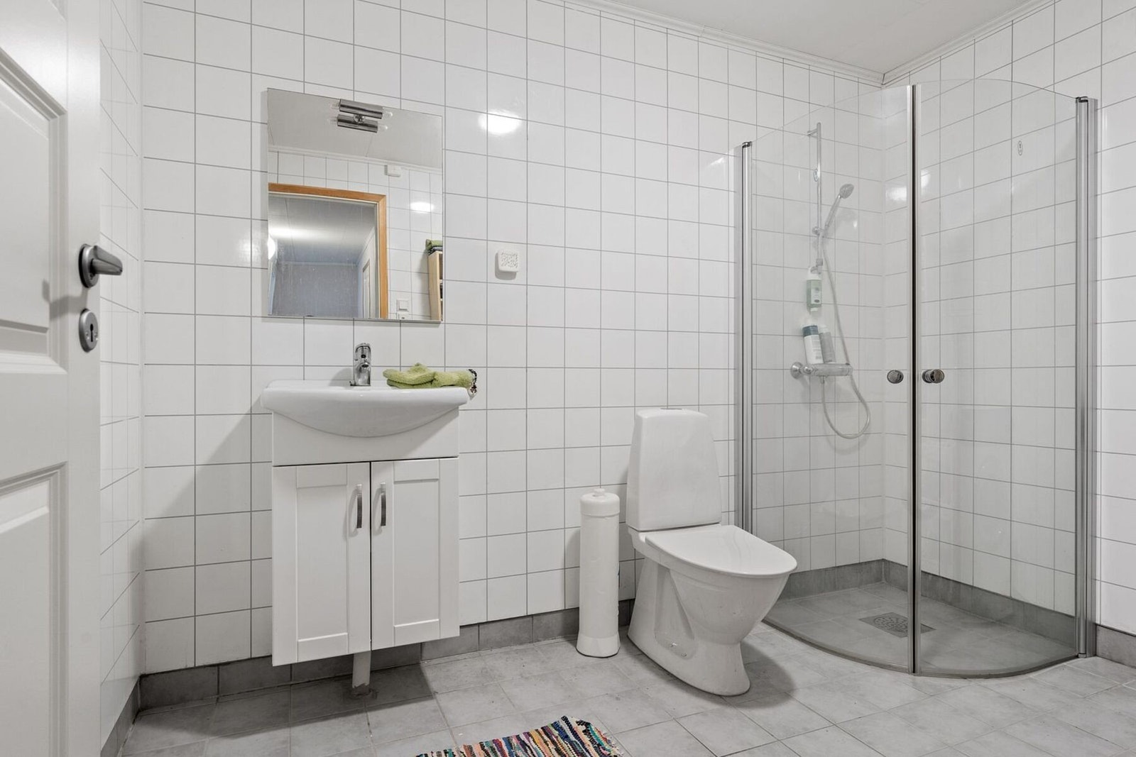 Badet i utleiedelen er pent og praktisk Galleribilde