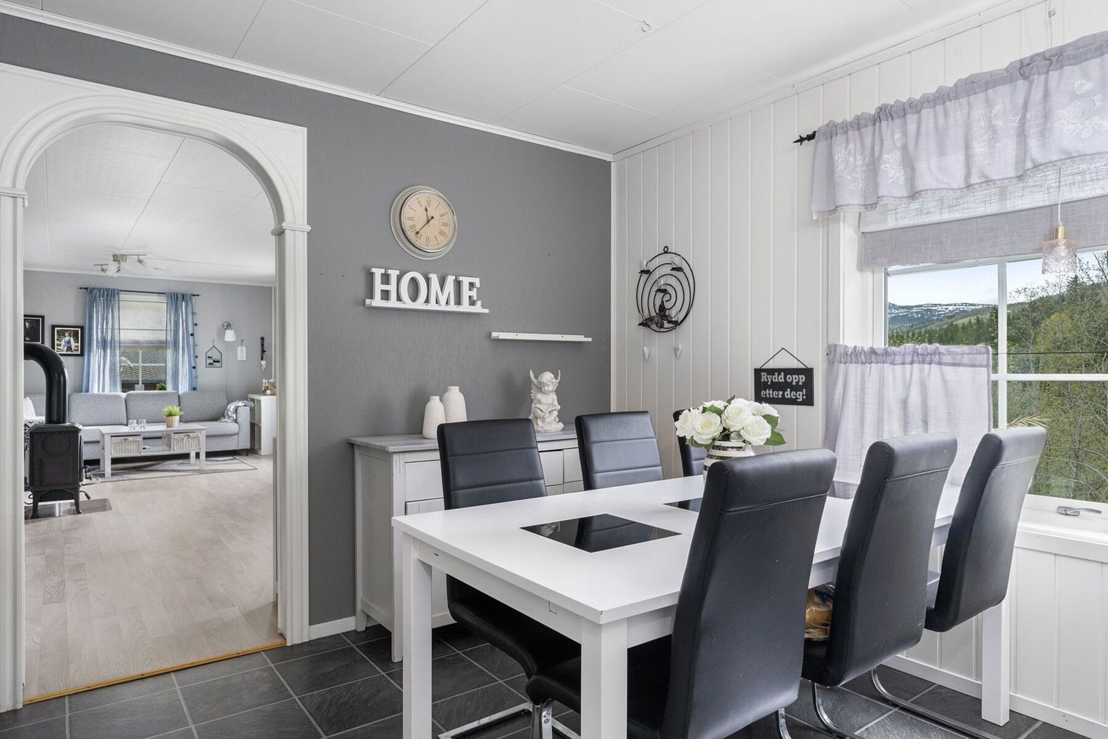 Det er god plass til en spisegruppe på kjøkkenet Galleribilde