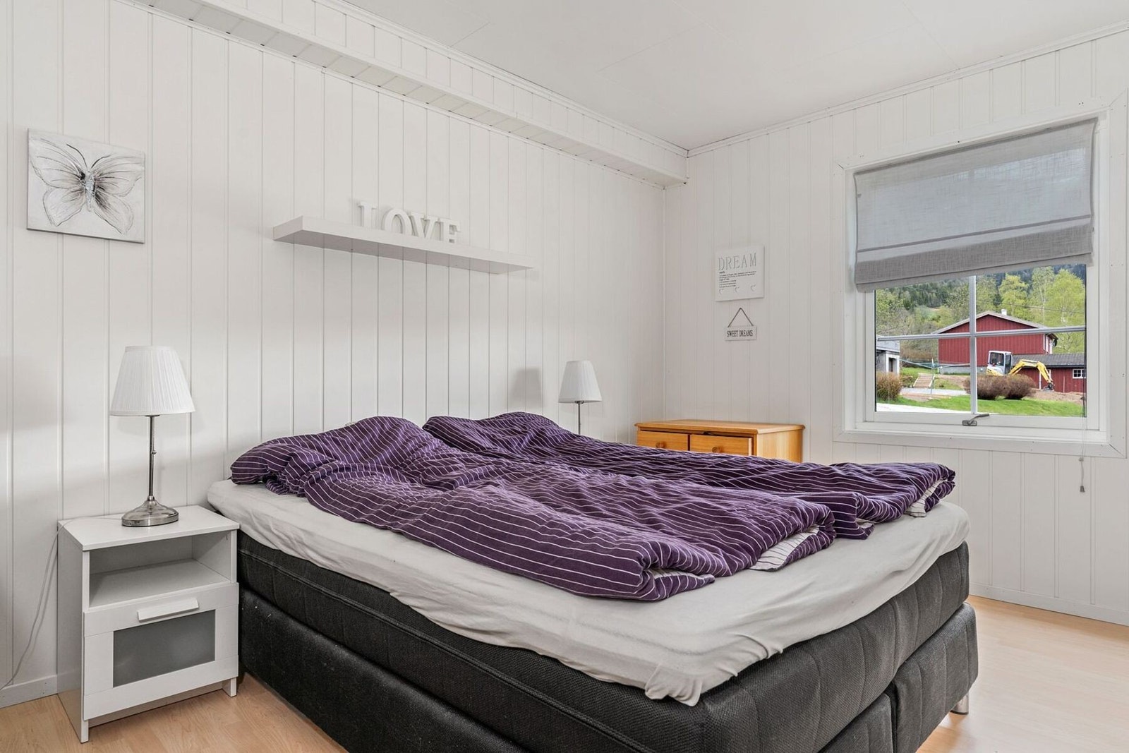 Hovedsoverommet er romslig med plass til dobbeltseng, garderobe og nattbord. Galleribilde