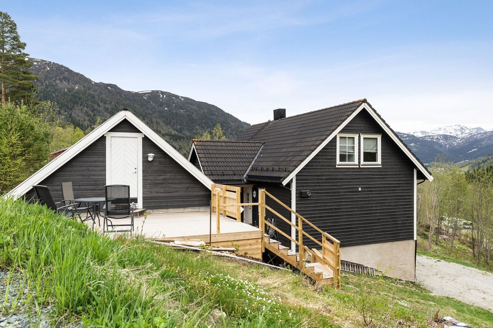 Dagligvare, skole og kollektivtransport ligger kun 1 km unna boligen. Galleribilde