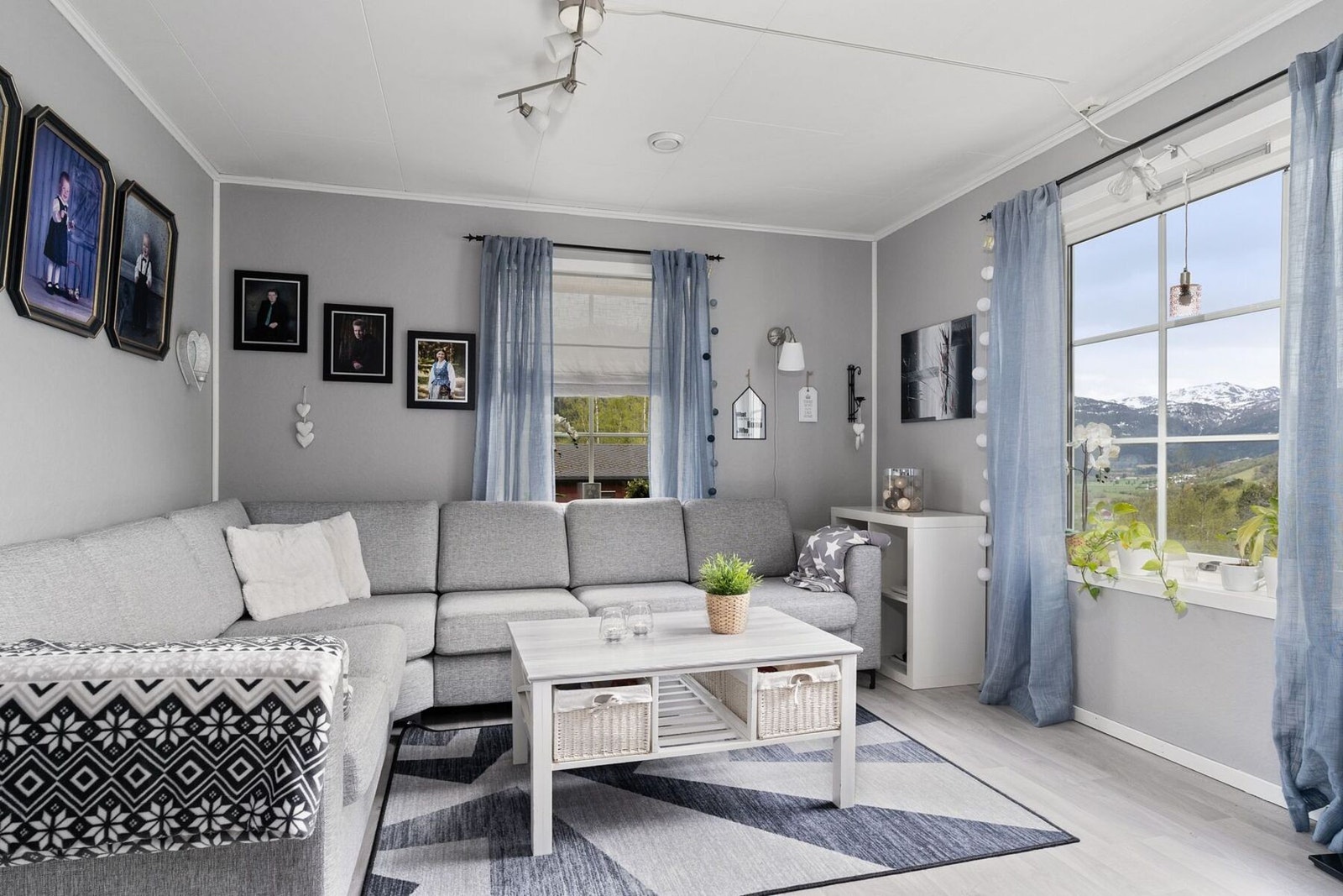 Det er flott utsikt fra stuen. Galleribilde