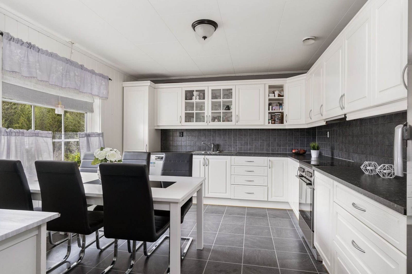 Her er det plass til spisebord i direkte tilknytning til kjøkkenet. Galleribilde