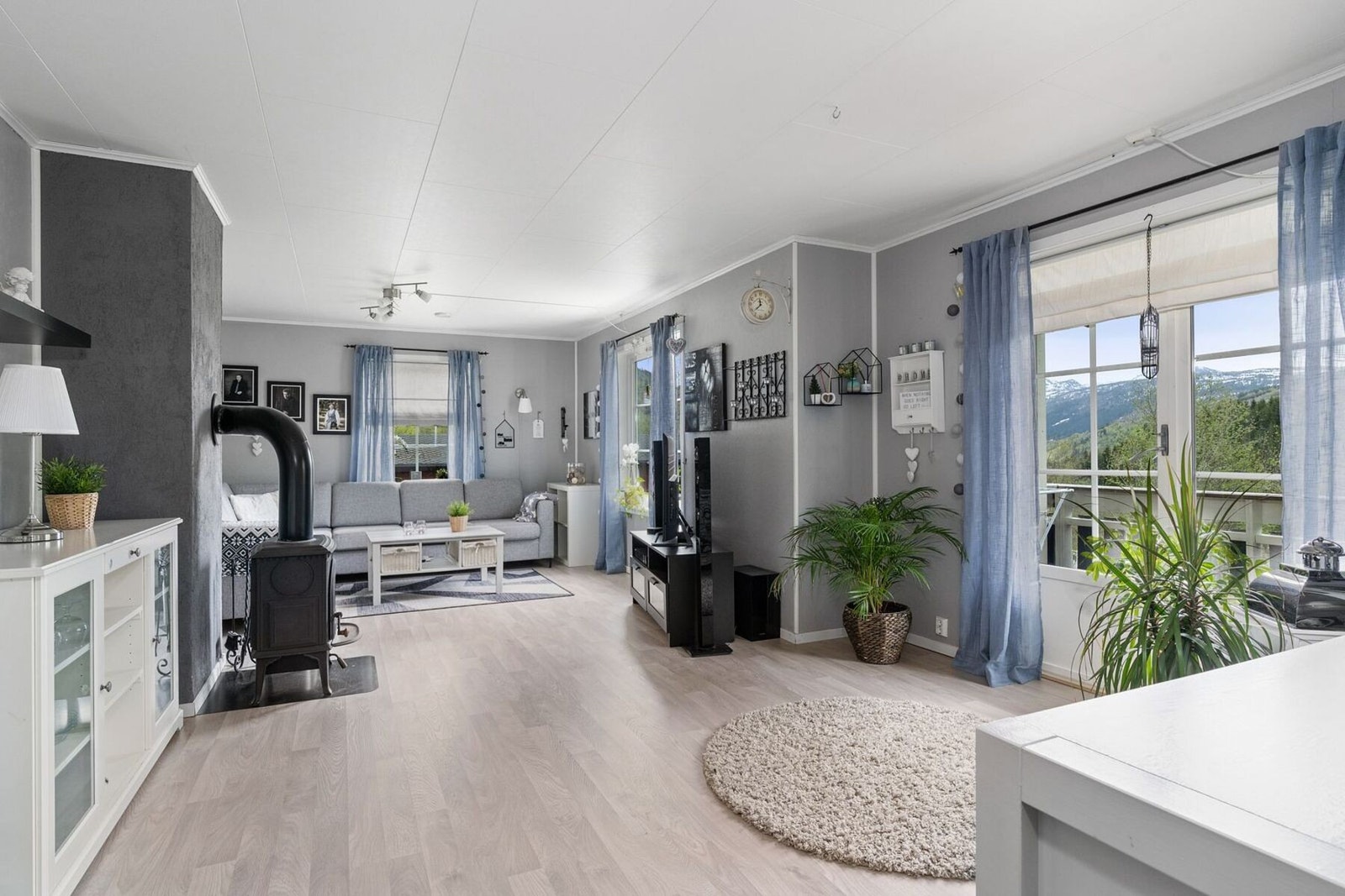 Stuen har store vindusflater som slipper inn godt med naturlig lys. Galleribilde