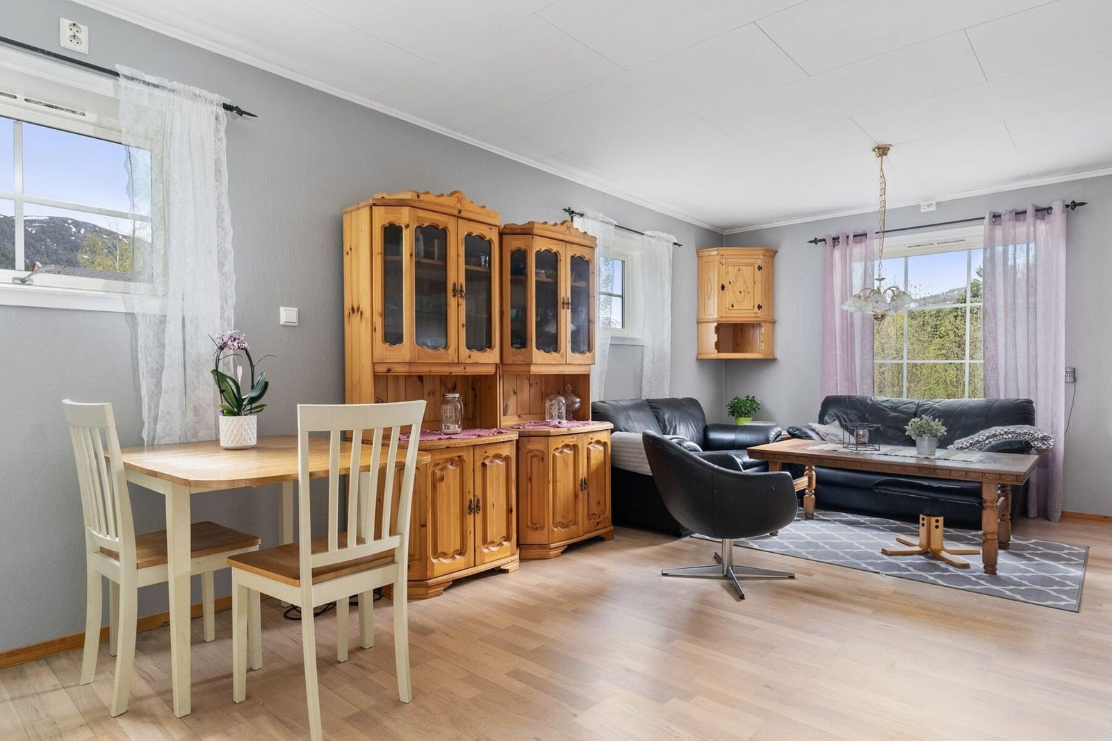 Romslig stue med god plass til både sofagruppe og spisebord. Galleribilde