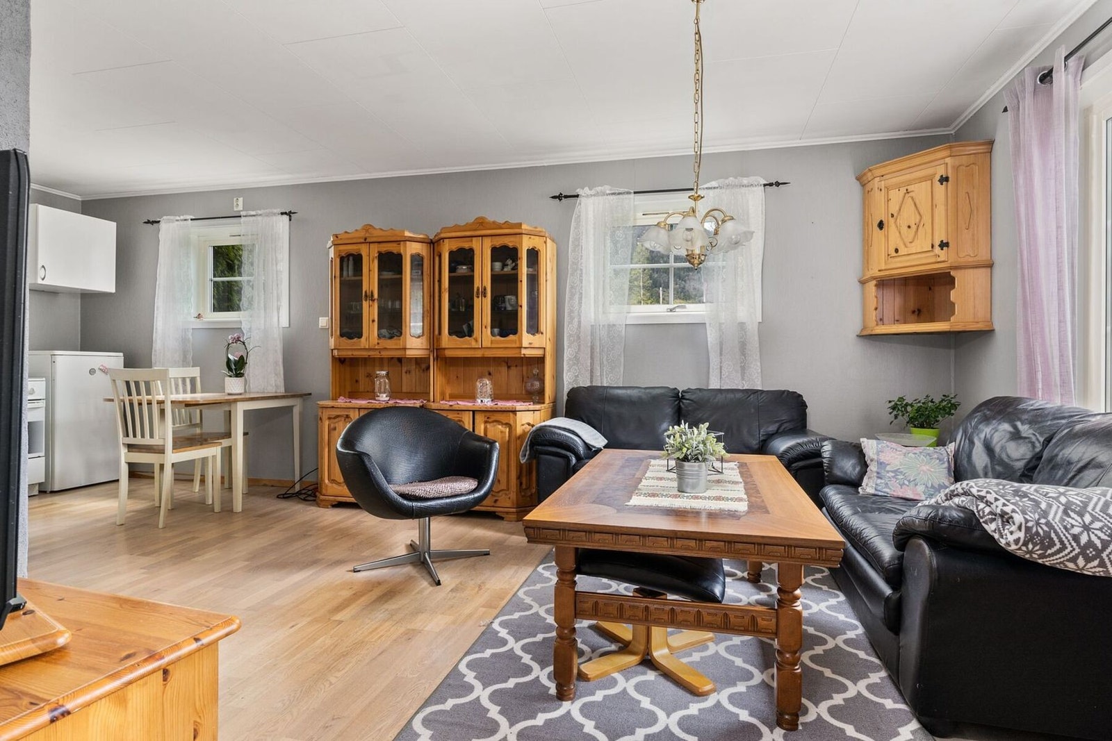 Stuen oppleves som lys og romslig. Det er åpen løsning til kjøkken Galleribilde