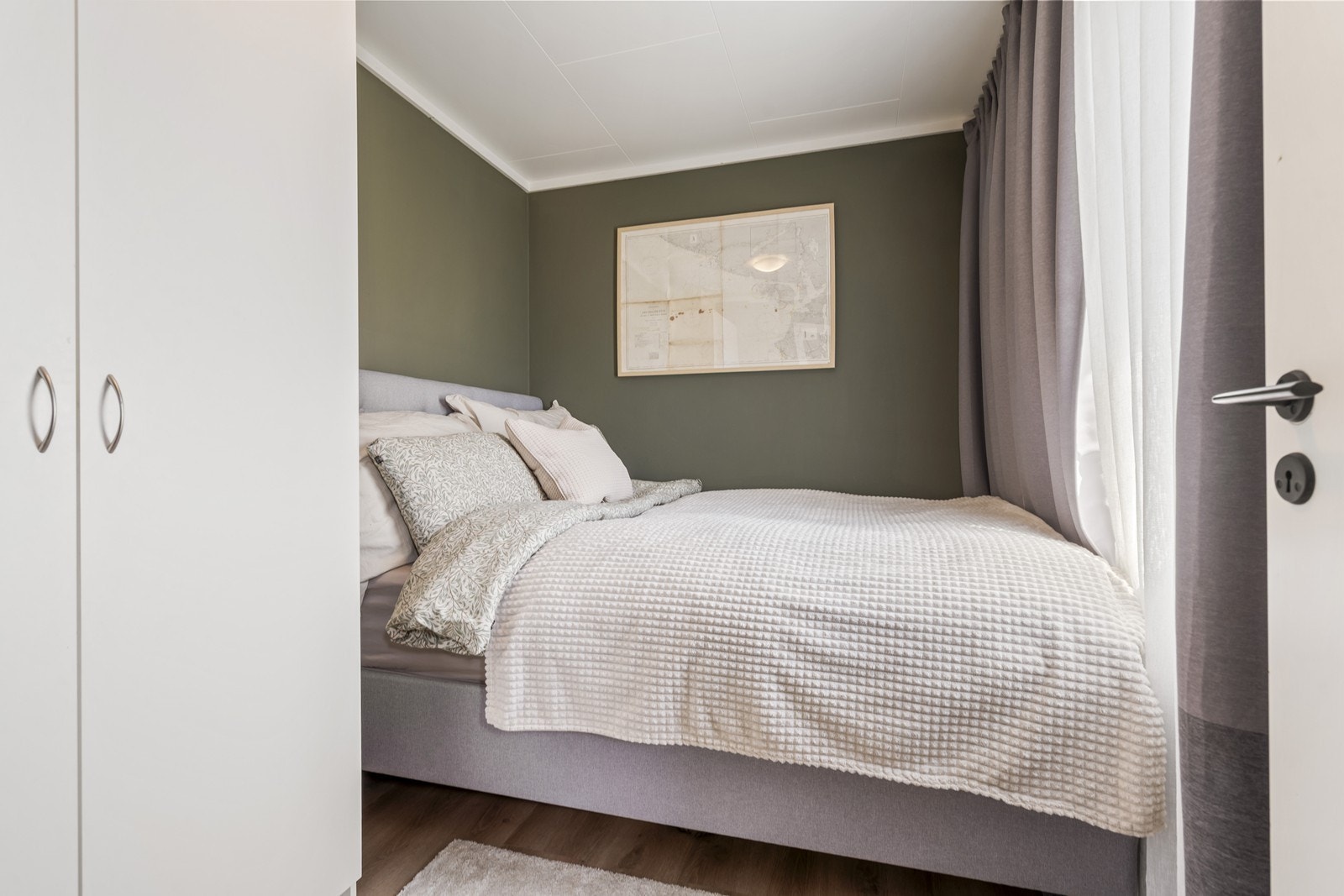 Soverom nr 2 med garderobeskap, plass til dobbeltseng og malte vegger. Galleribilde