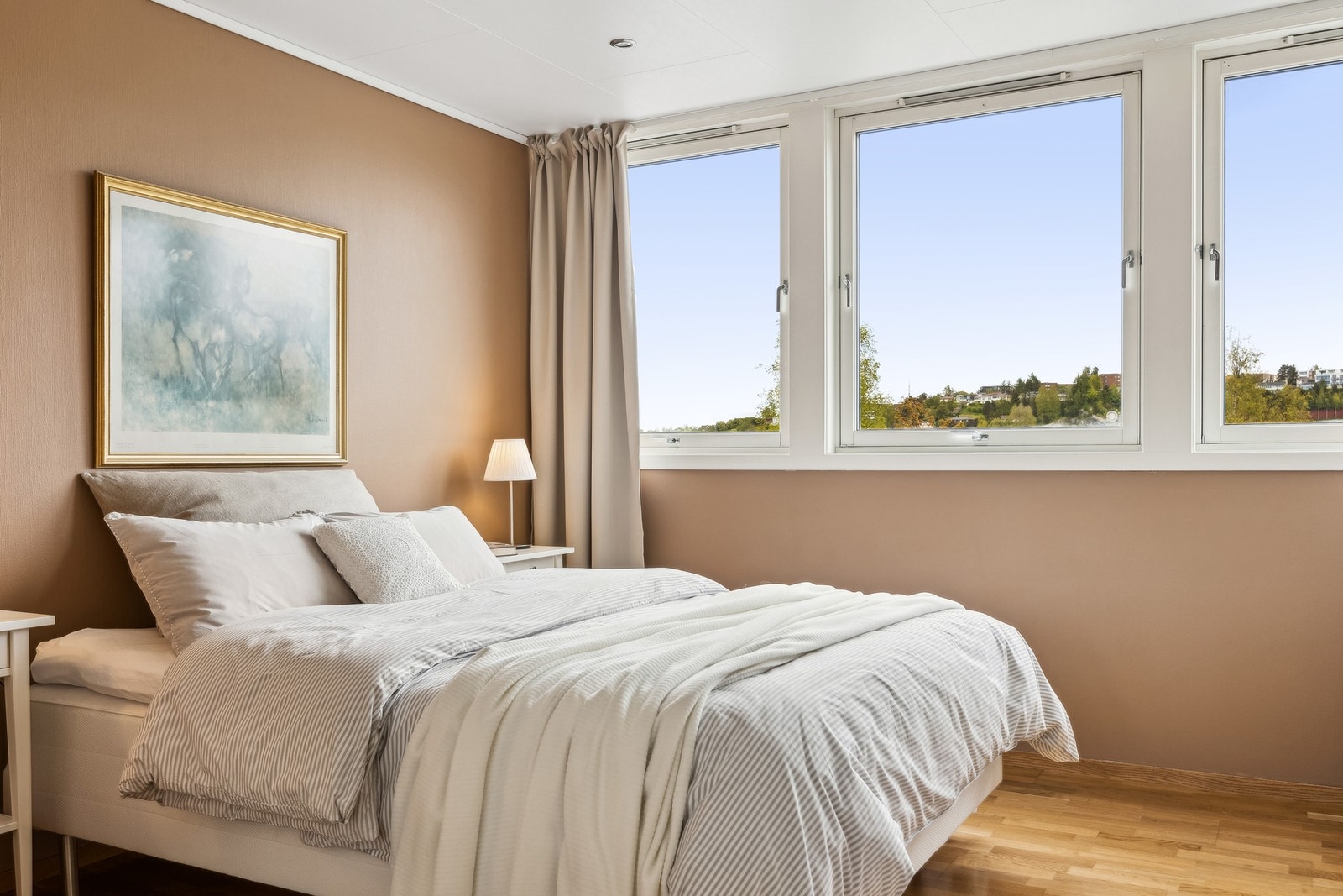 Store vinduer gir godt lysinnslipp og en fredelig atmosfære. Galleribilde