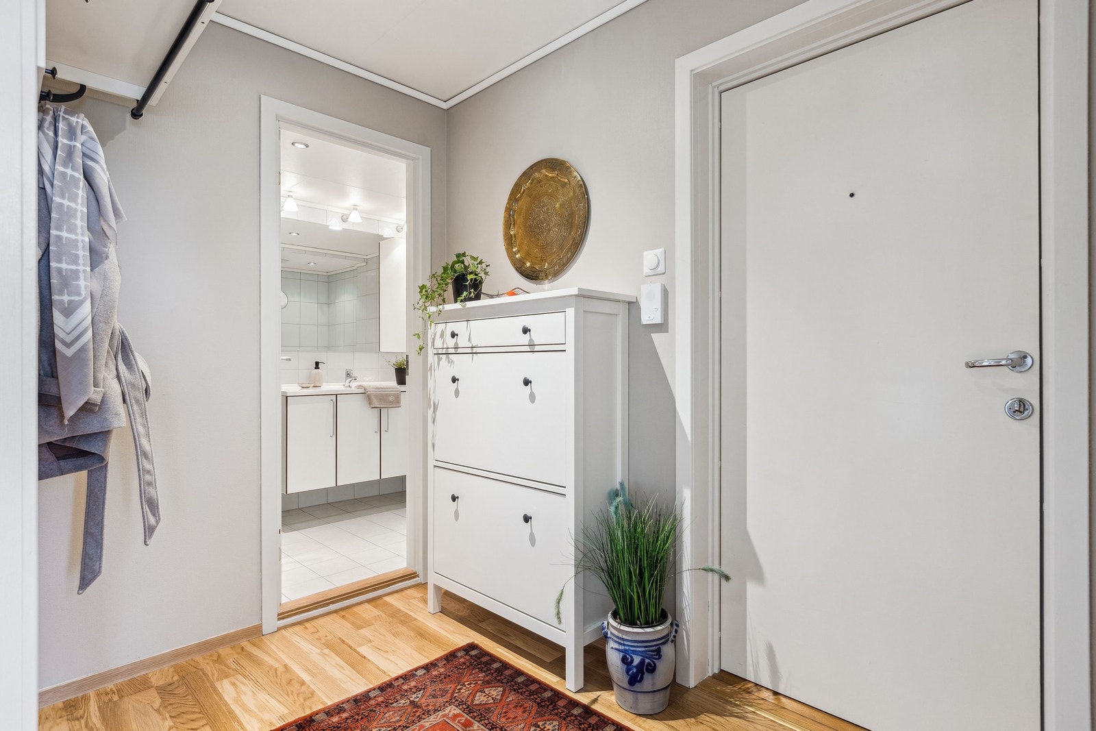 Lys og fin entré med god plass til oppbevaring og møblement. Galleribilde