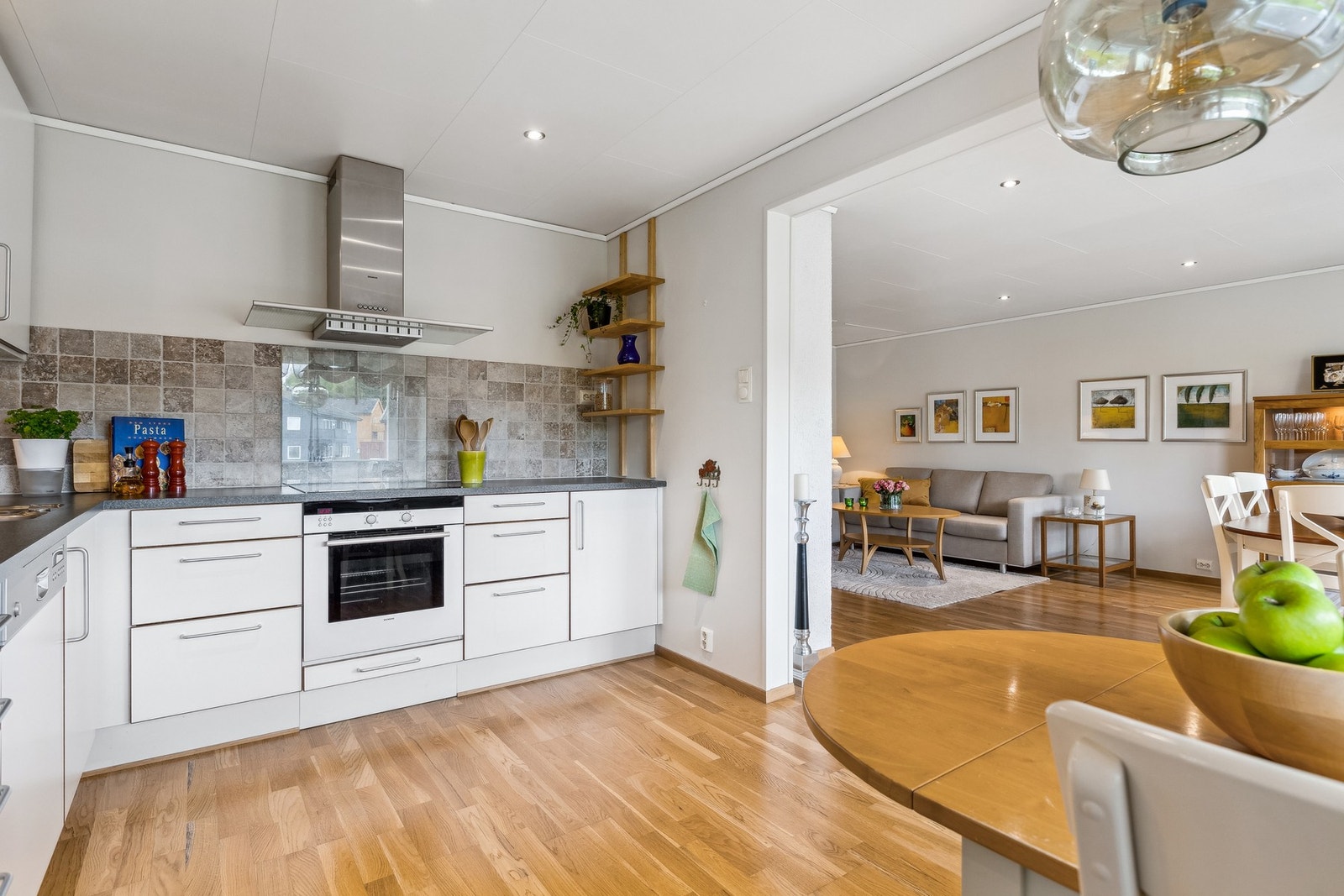 Gulvflater belagt med parkett. Galleribilde