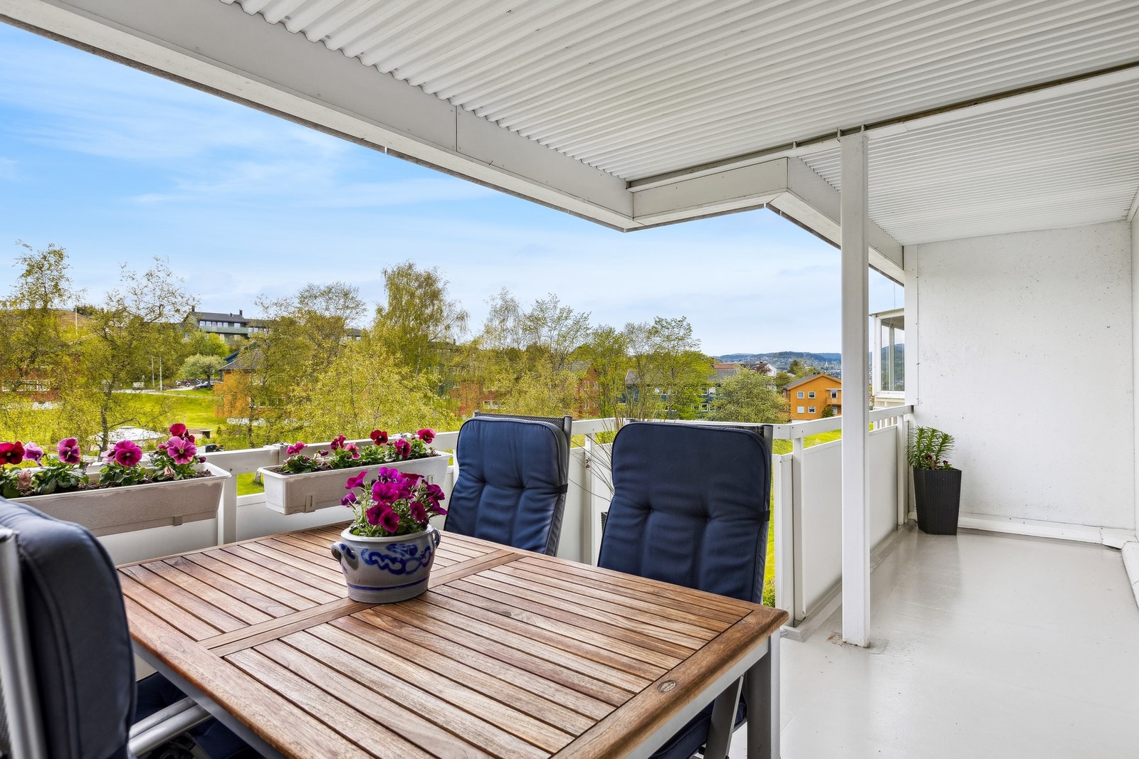 Leiligheten har en romslig, overbygd balkong med særdeles gode solforhold. Galleribilde