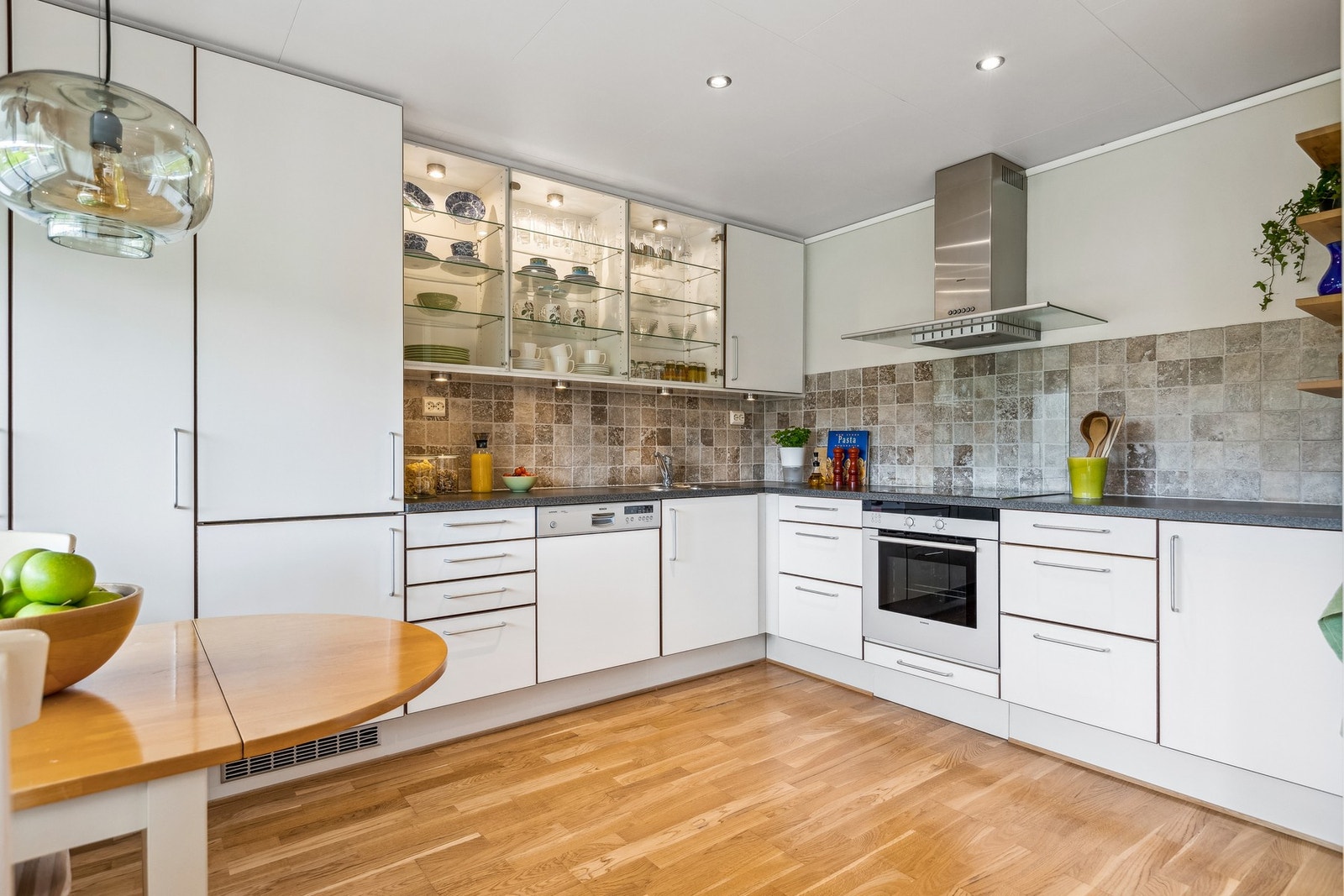 Et lyst og trivelig kjøkken. Galleribilde