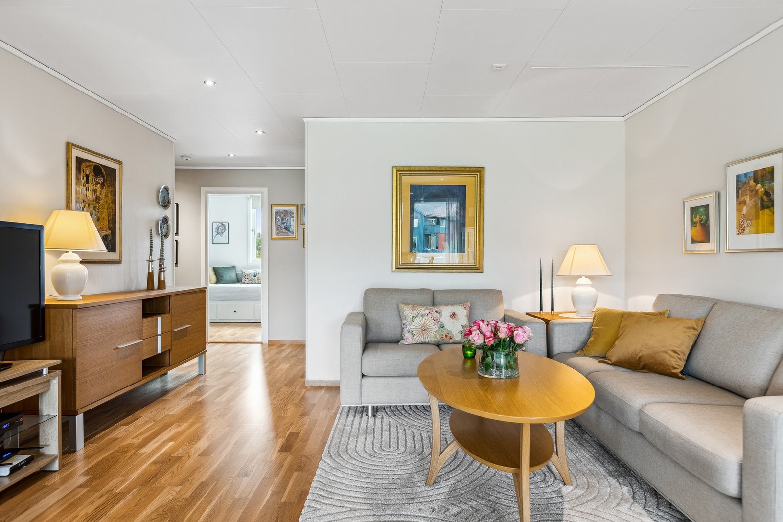 Dette er en original 3-roms fra byggeår, så den er større enn de fleste andre leilighetene i borettslaget. Galleribilde