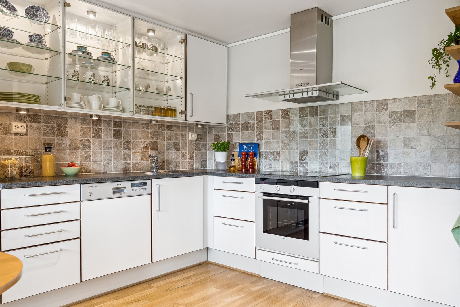 Kjøkkenet er utstyrt med integrert stekeovn, platetopp, oppvaskmaskin og kjøleskap med fryser. Galleribilde