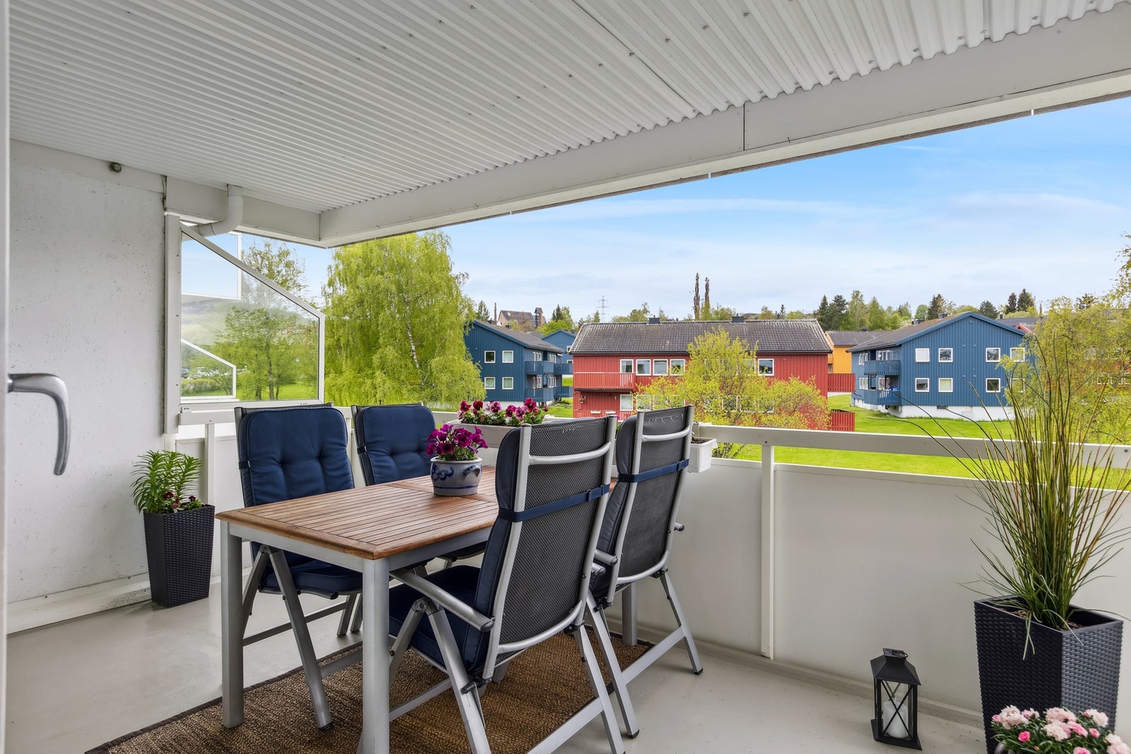 Balkongen er romslig og har plass til både spisebord og planter. Galleribilde