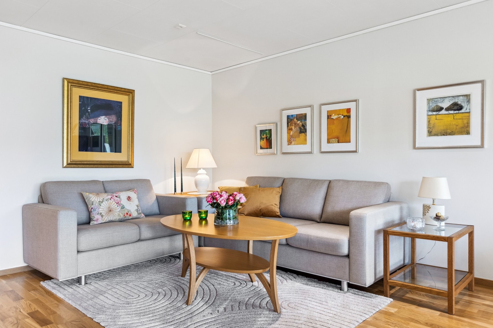 Det er god plass til sofa med tilhørende møblement. Galleribilde