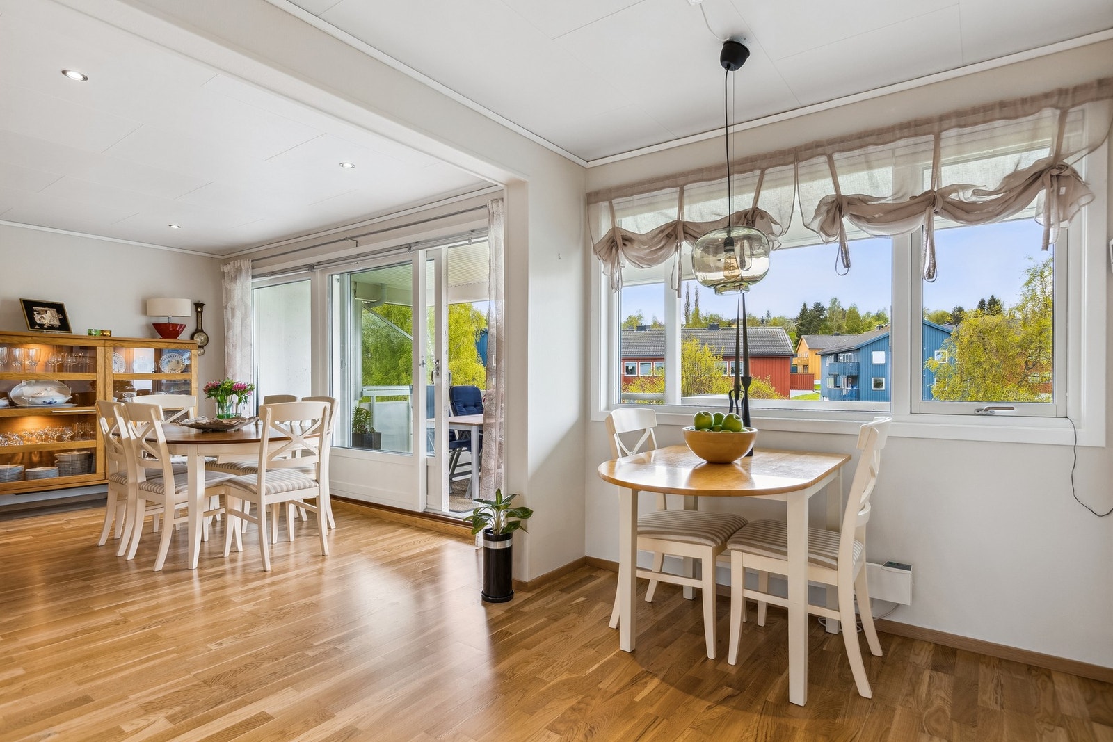 Lys og gjennomgående stue med åpen løsning mot kjøkkenet. Galleribilde