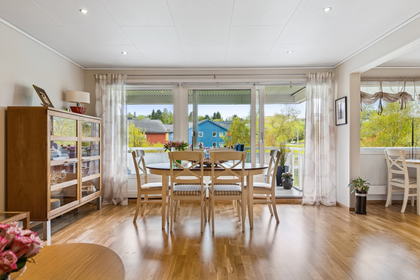 Stuen har en sosial planløsning som skaper naturlig plass til en større spisegruppe. Galleribilde