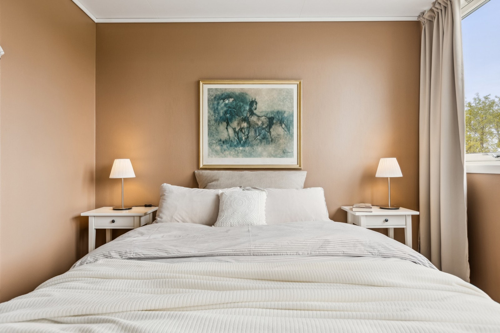 Romslig soverom med plass til dobbeltseng og stor garderobe. Galleribilde