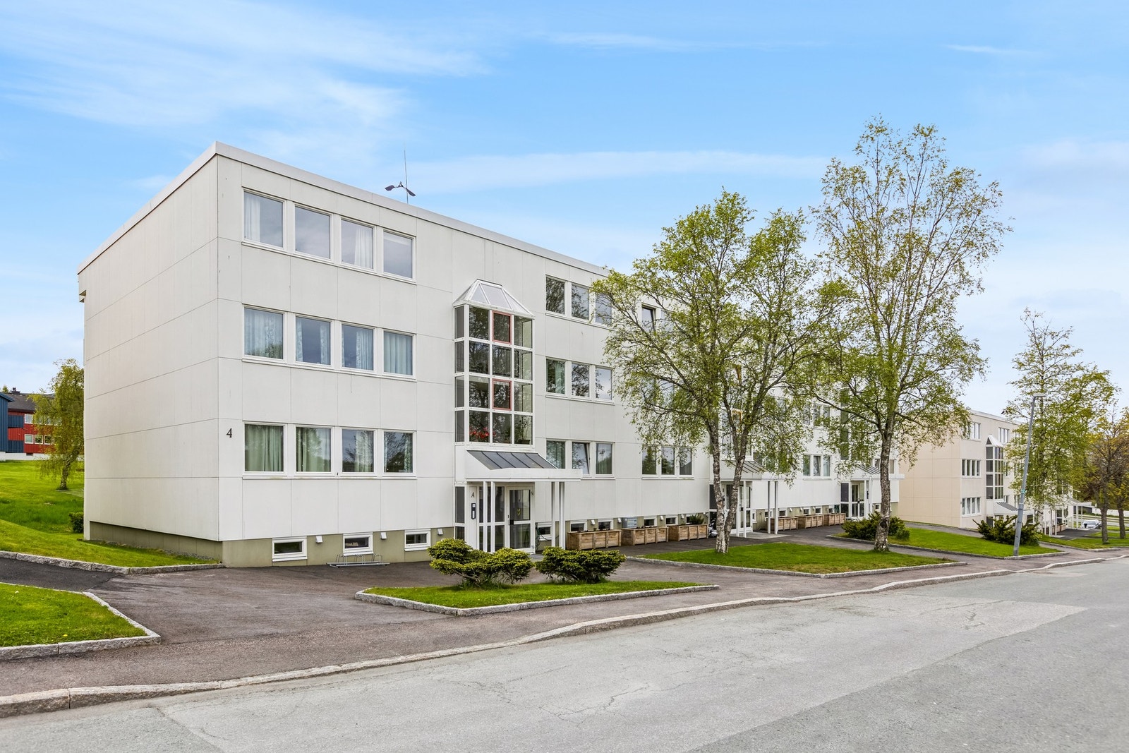 Felles tomt for borettslaget opparbeidet med asfaltert vei,
diverse beplantninger, plenareal, og rikelig med biloppstillingsplasser. Galleribilde