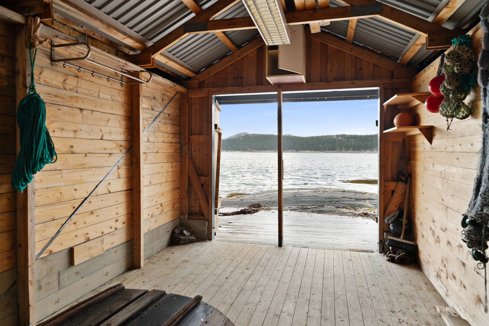 Naustet ligger rett ved havet. Galleribilde