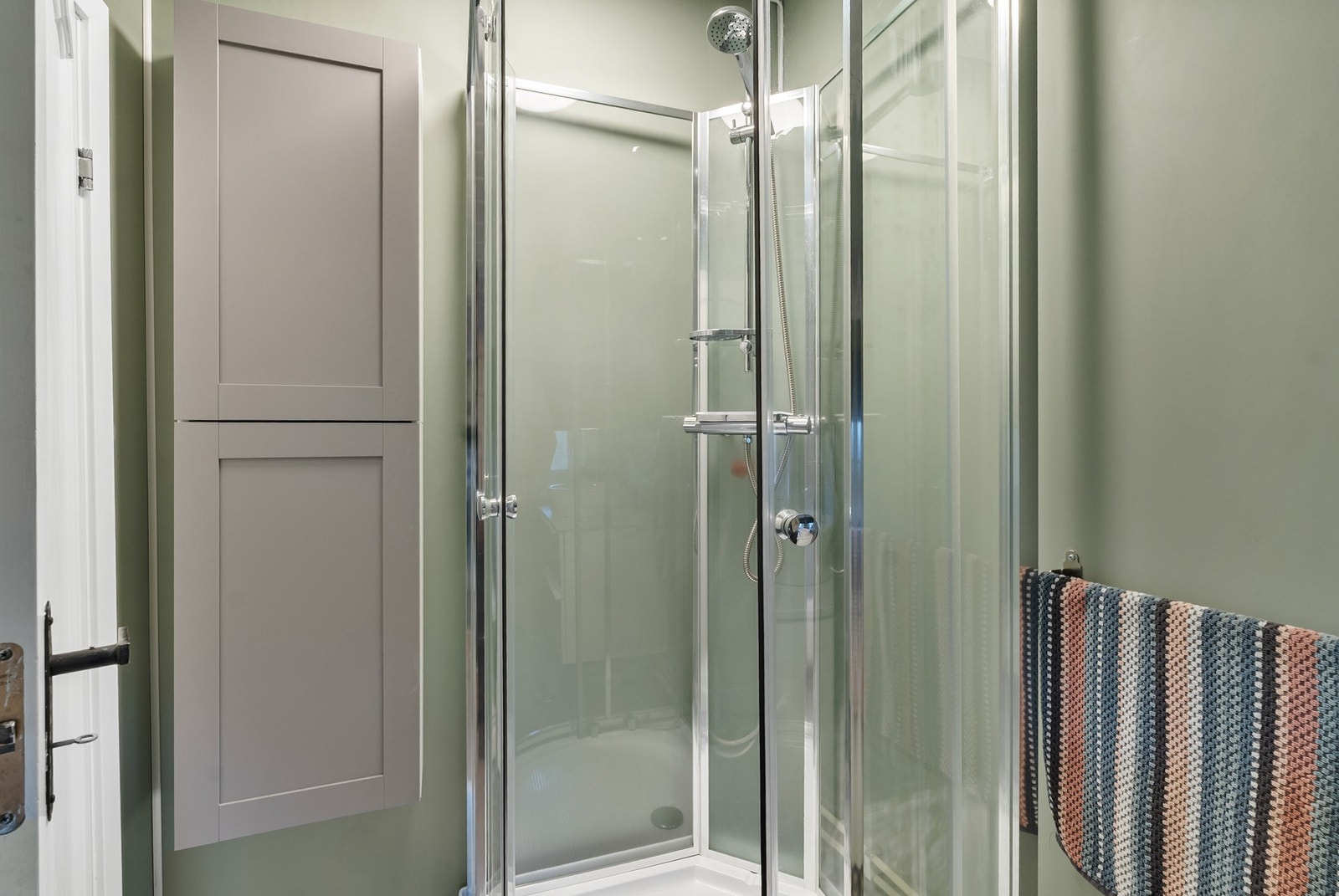 Belegg på gulv og baderomsplater på veggene. Galleribilde