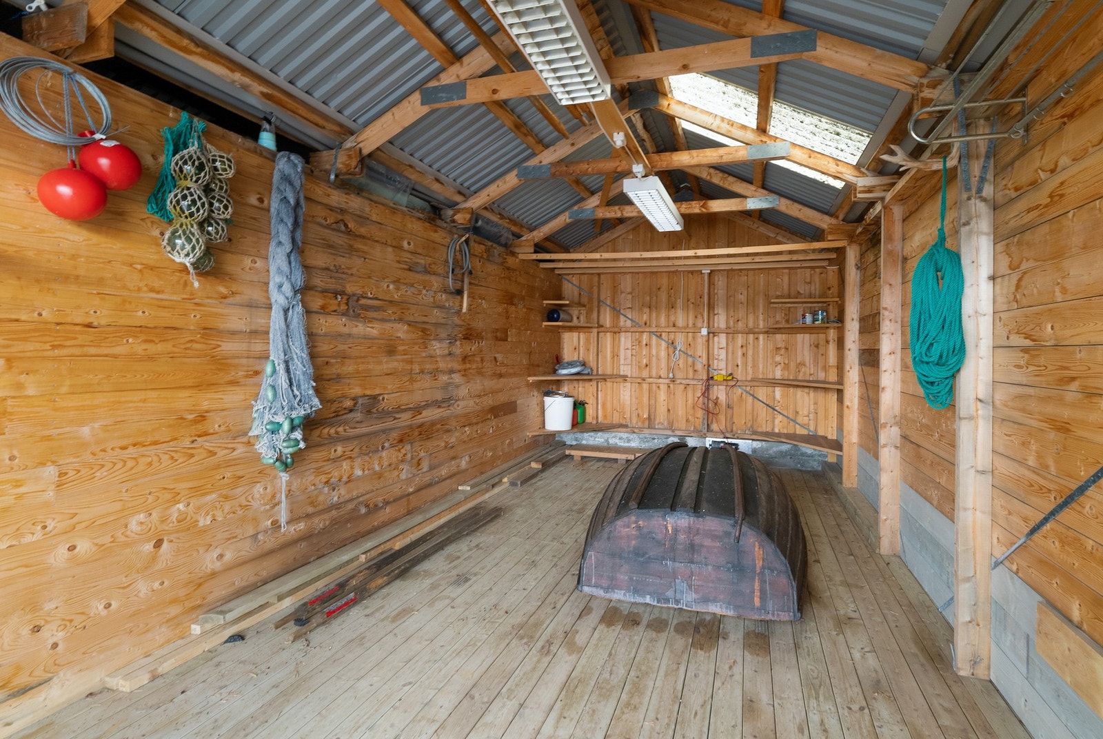 Naustet har plass til båt og tilhørende utstyr. Jollen i naustet medfølger salget. Galleribilde