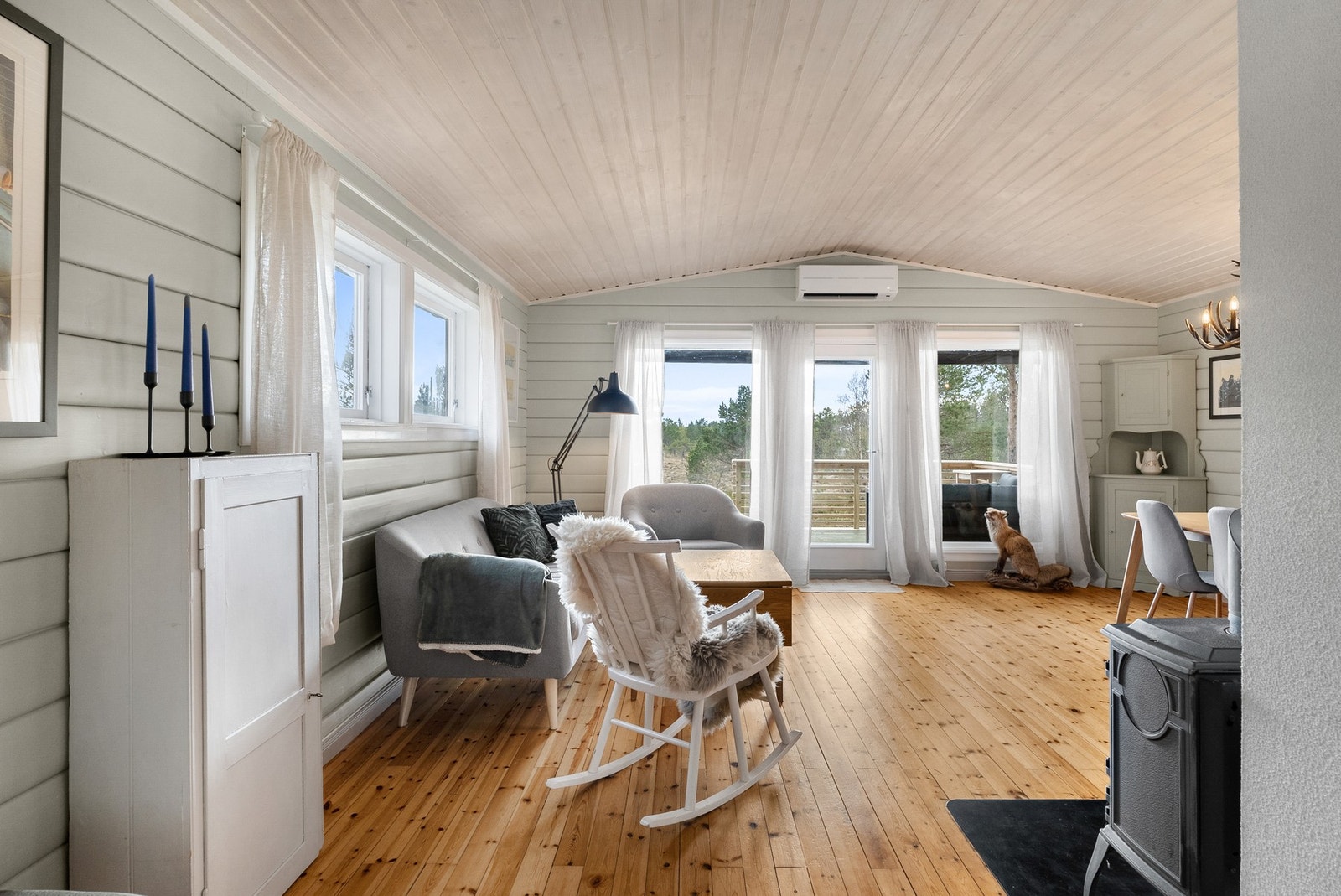 Det er installert varmepumpe i stuen. Varmepumpen er mulig å styre fra mobil dersom man kjøper kontantkort til dette. Galleribilde