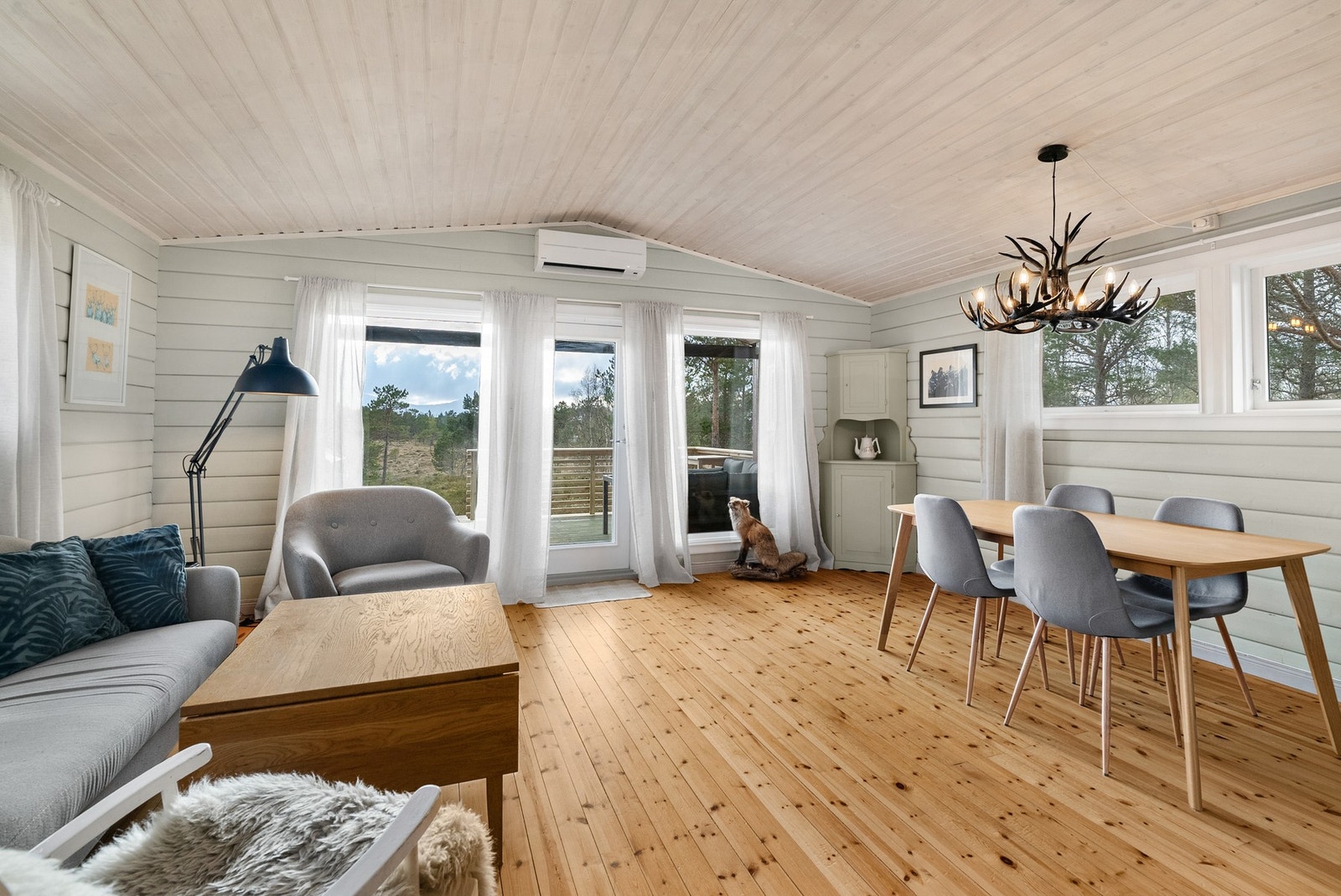 God takhøyde og mange vinduer, bidrar til en bra romfølelse. Galleribilde