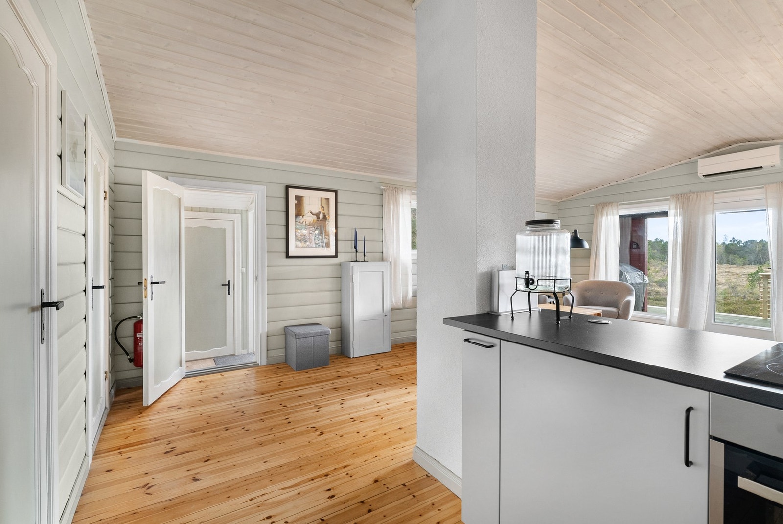 Det er etablert vanntank under hytta med elvestadrør og vannpumpe. Varmtvannsbereder i benk. Galleribilde