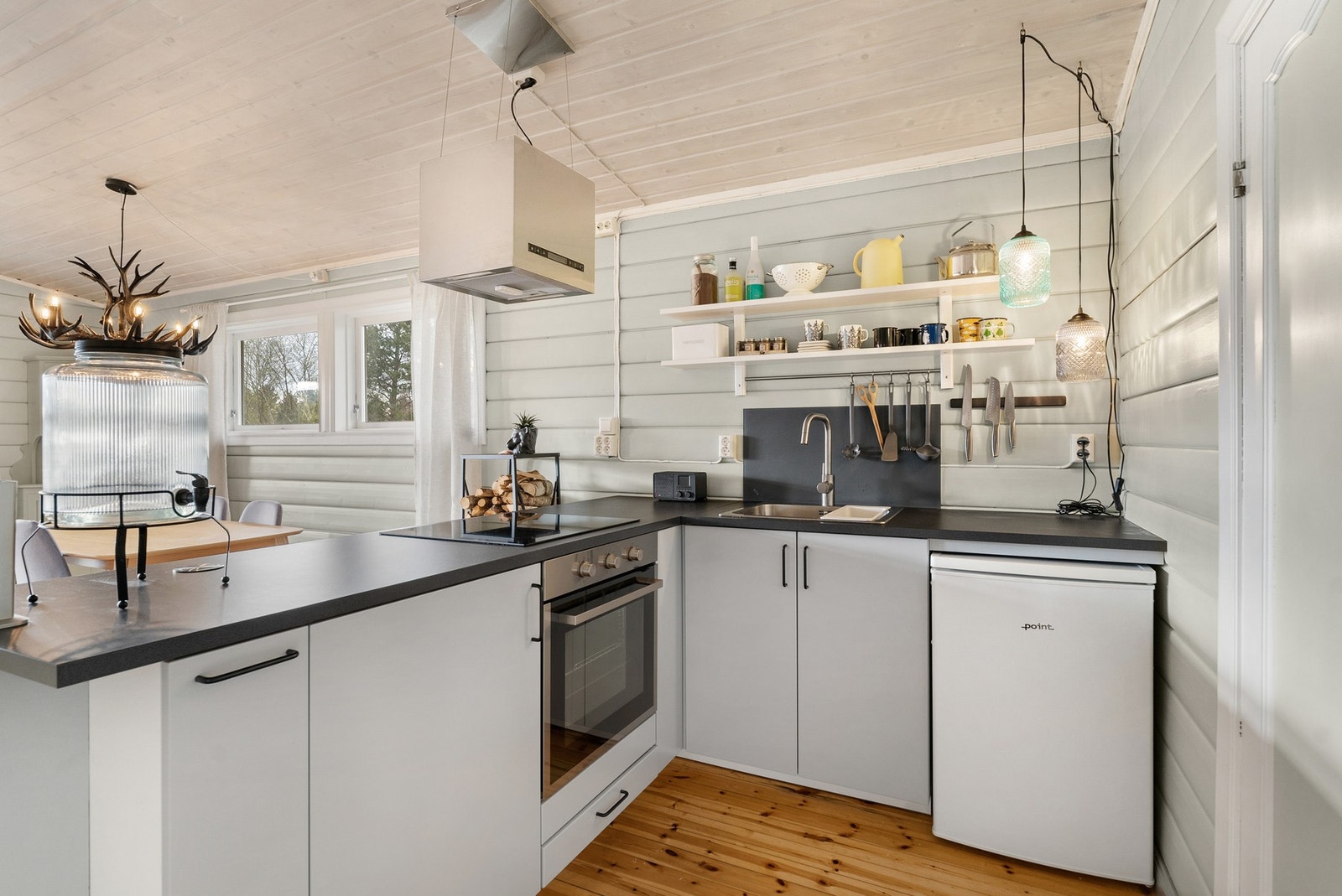 Benkeplate med nedfelt servant og platetopp, waterguard etablert under vask. Integrert komfyr og steketopp. Kjøleskap medfølger. Galleribilde