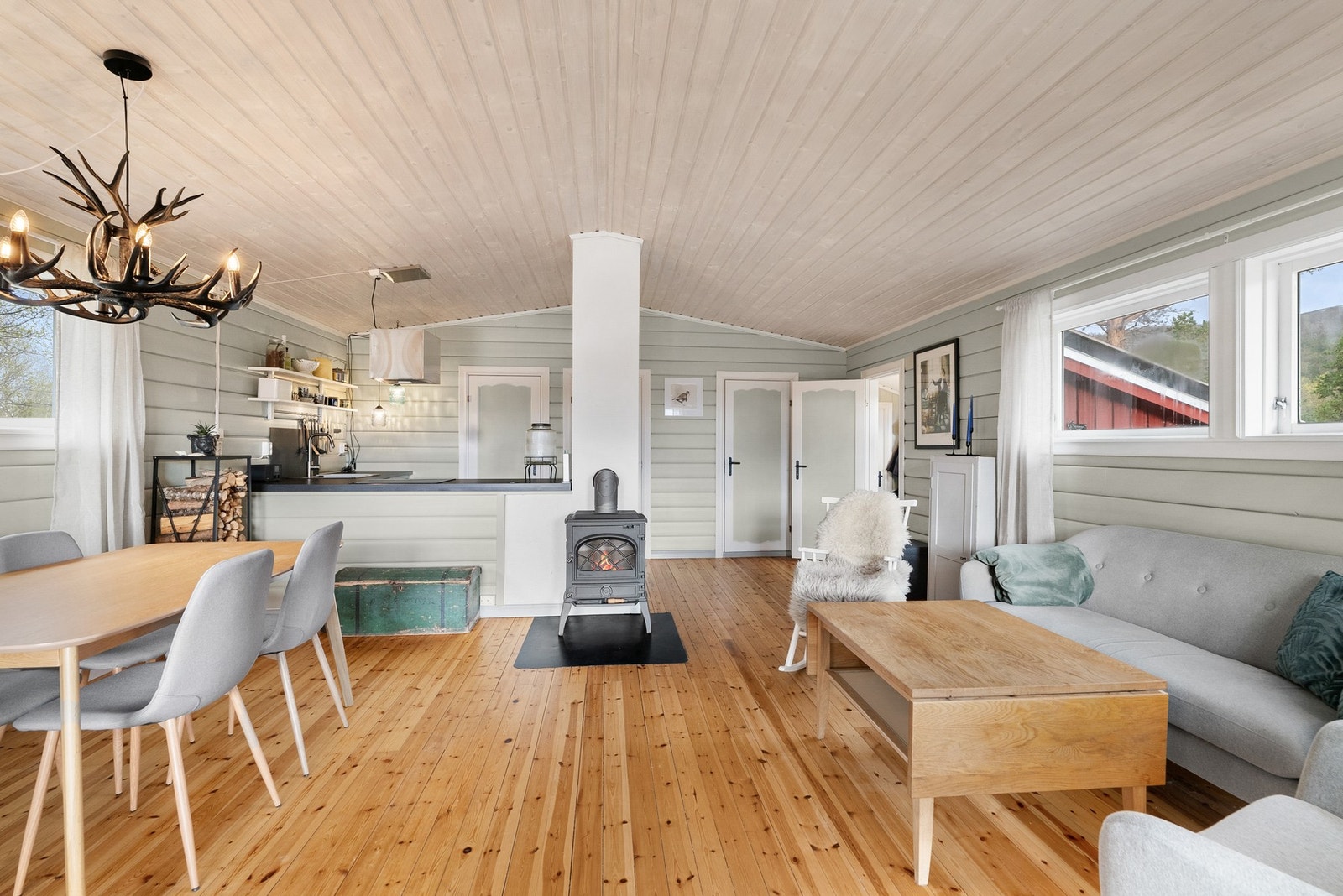 Det er vedovn i rommet som skaper kos og hygge på kalde dager. Galleribilde