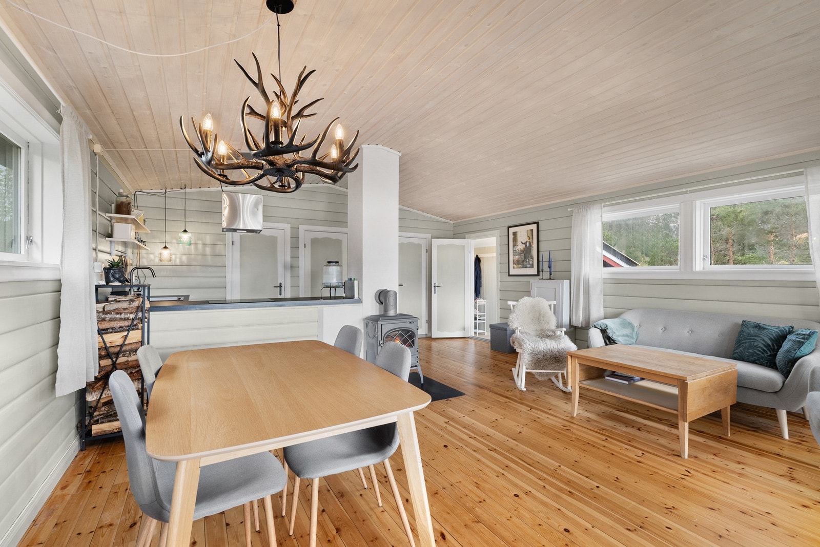 Spisestuen ligger fint til foran kjøkkeninnredning. Galleribilde