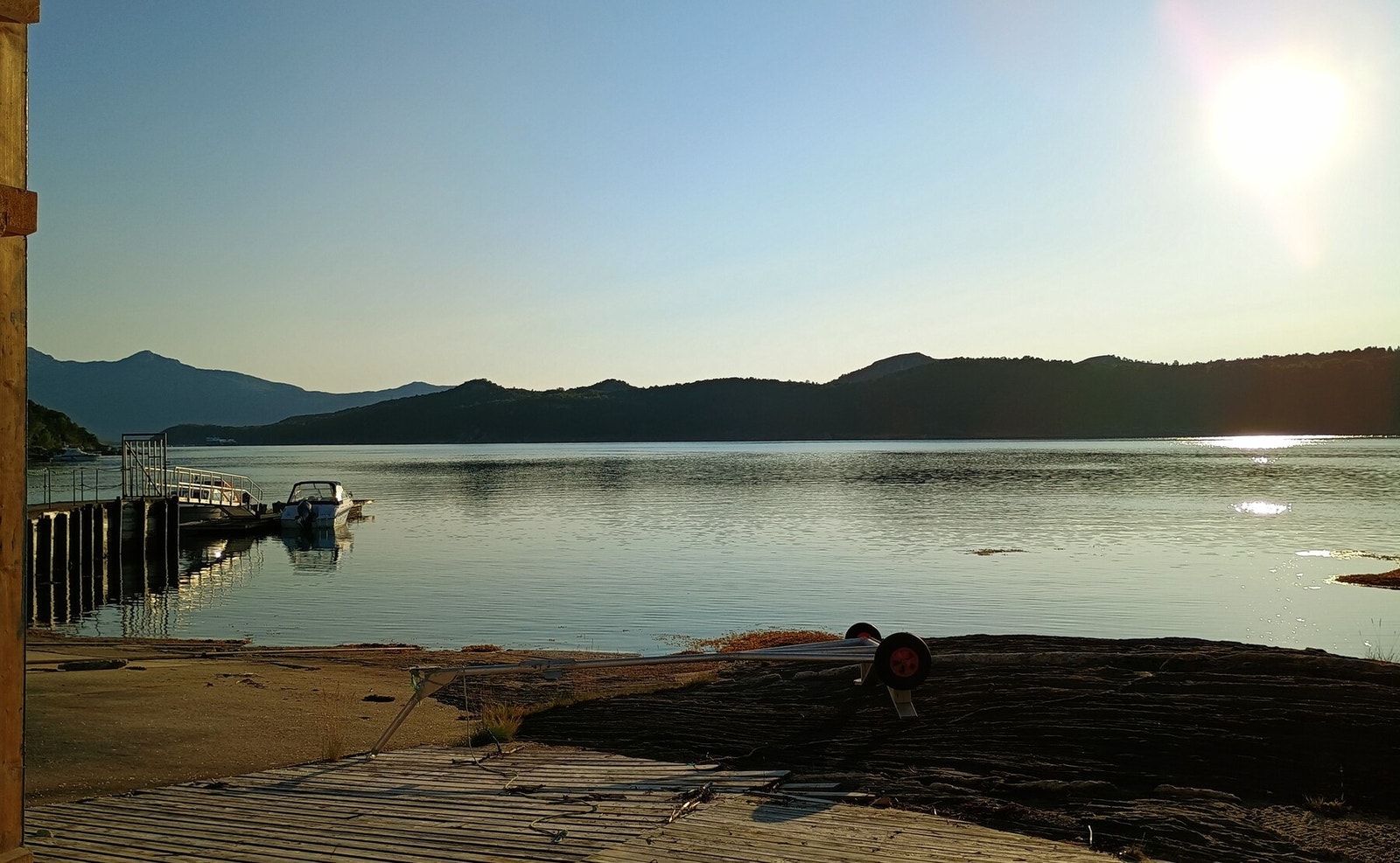 På sommeren er det bademuligheter nede ved Gjælentunet og Valnesvatnet. Galleribilde