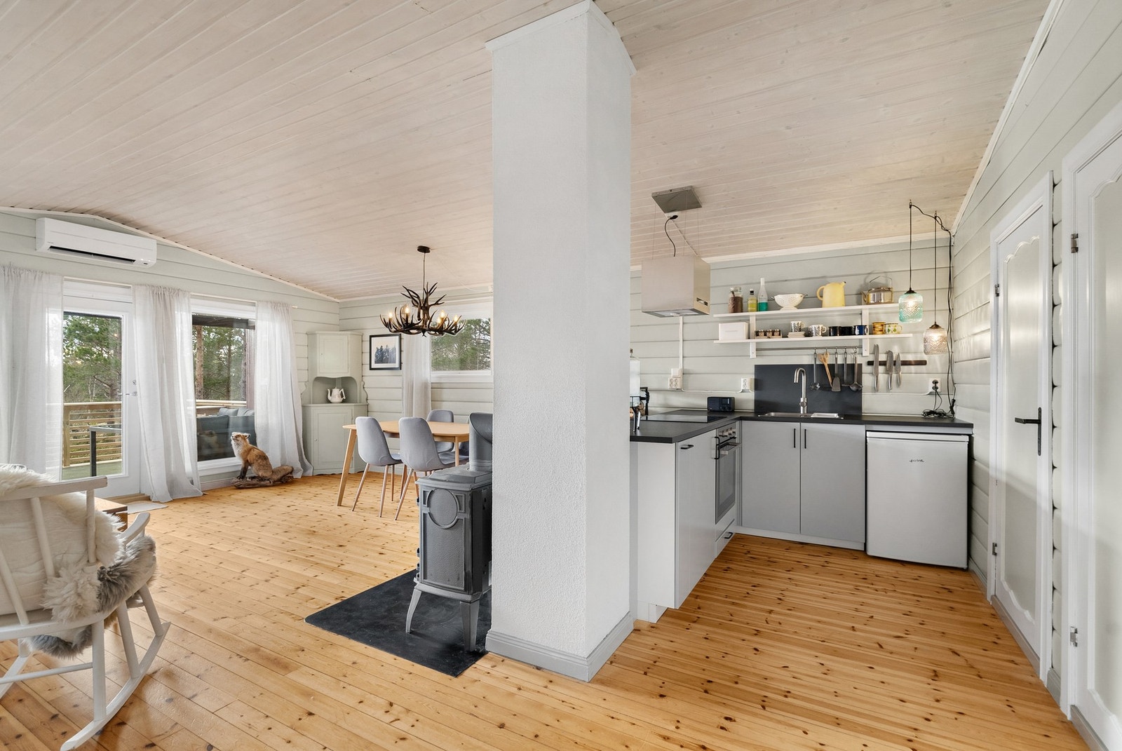 Nyere kjøkken med fronter i slett utførelse. Galleribilde