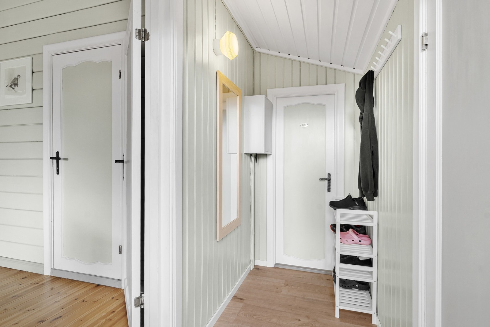 Velkommen inn! Entré med plass til å henge fra seg klær. Galleribilde