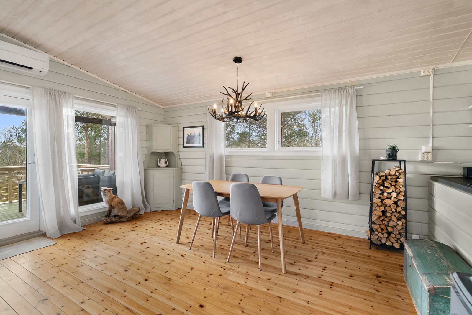 Det er gjort oppgraderinger av el.anlegg og rør i hytten. Galleribilde