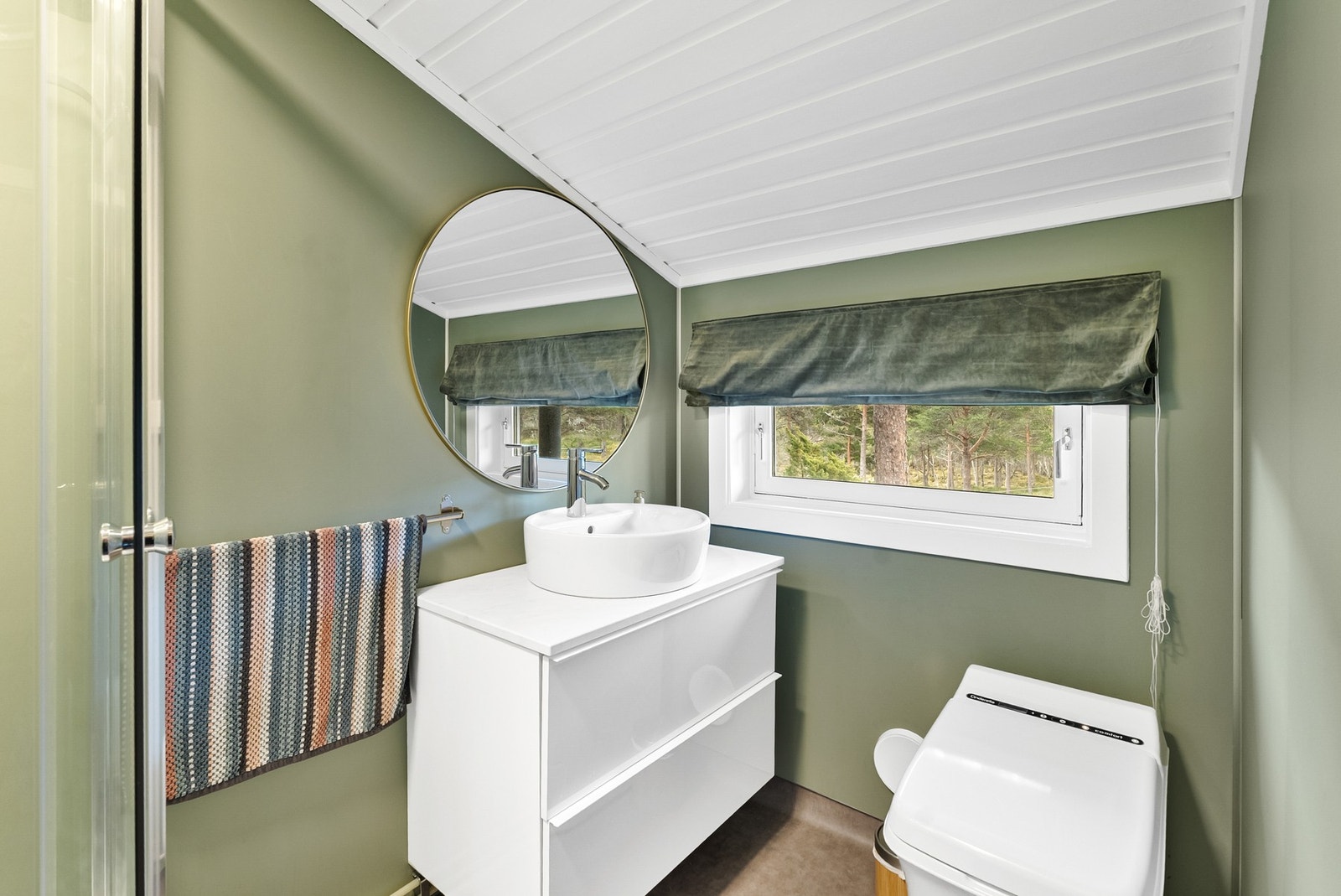 Toalettrom med Cinderella toalett, vask og dusjkabinett. Galleribilde