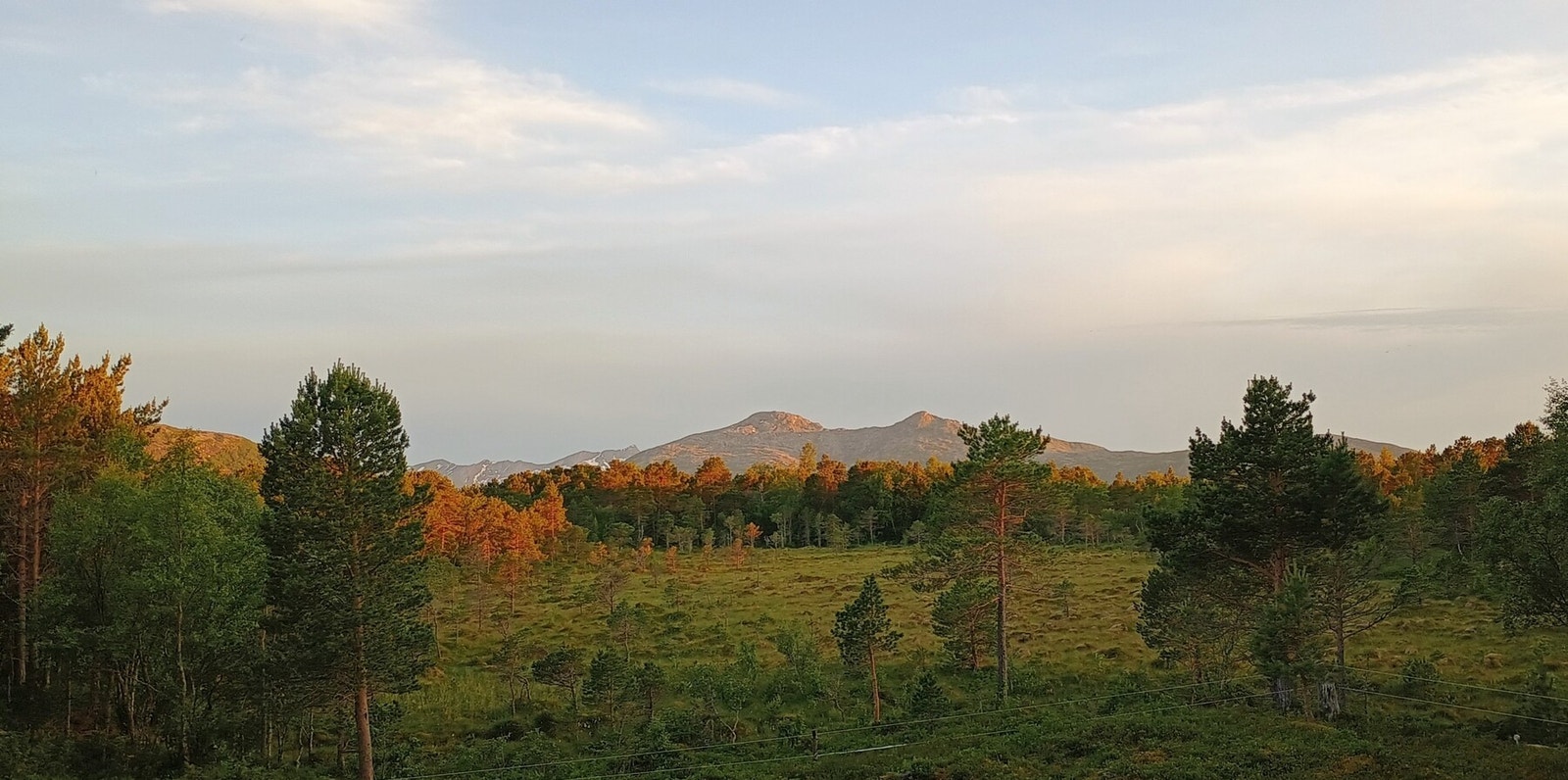 Utsikt fra hytta mot fjellene på Sandhornøya. Galleribilde