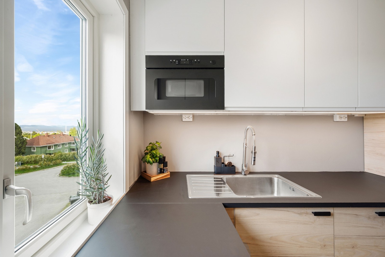 Kjøkkenventilator med avtrekk ut. Galleribilde