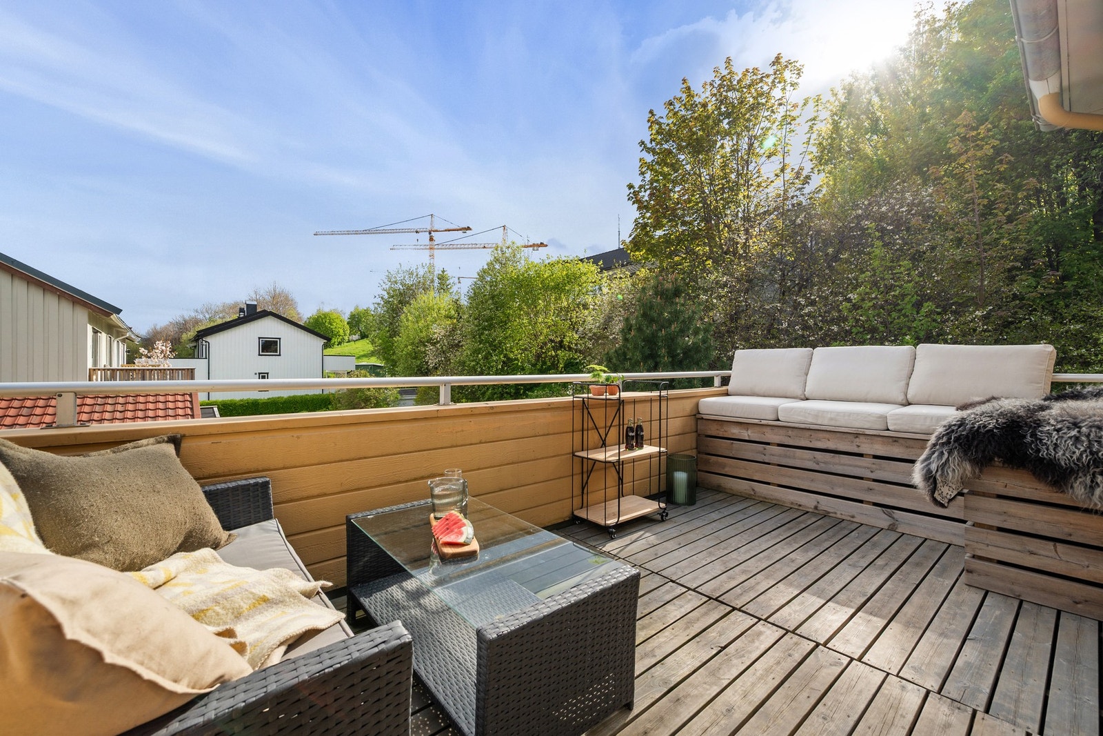 Her bor man i grønne omgivelser og med god plass til ønskelig møblement. Galleribilde