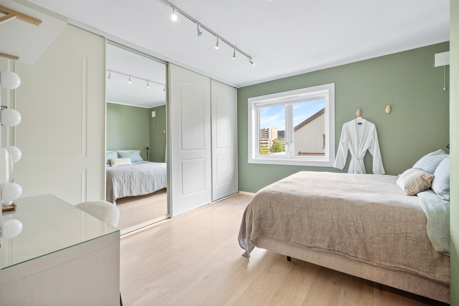 Stort soverom på hele 16,6kvm med god plass til dobbeltseng og garderobeskap. Soverommet vender mot rolige omgivelser. Galleribilde