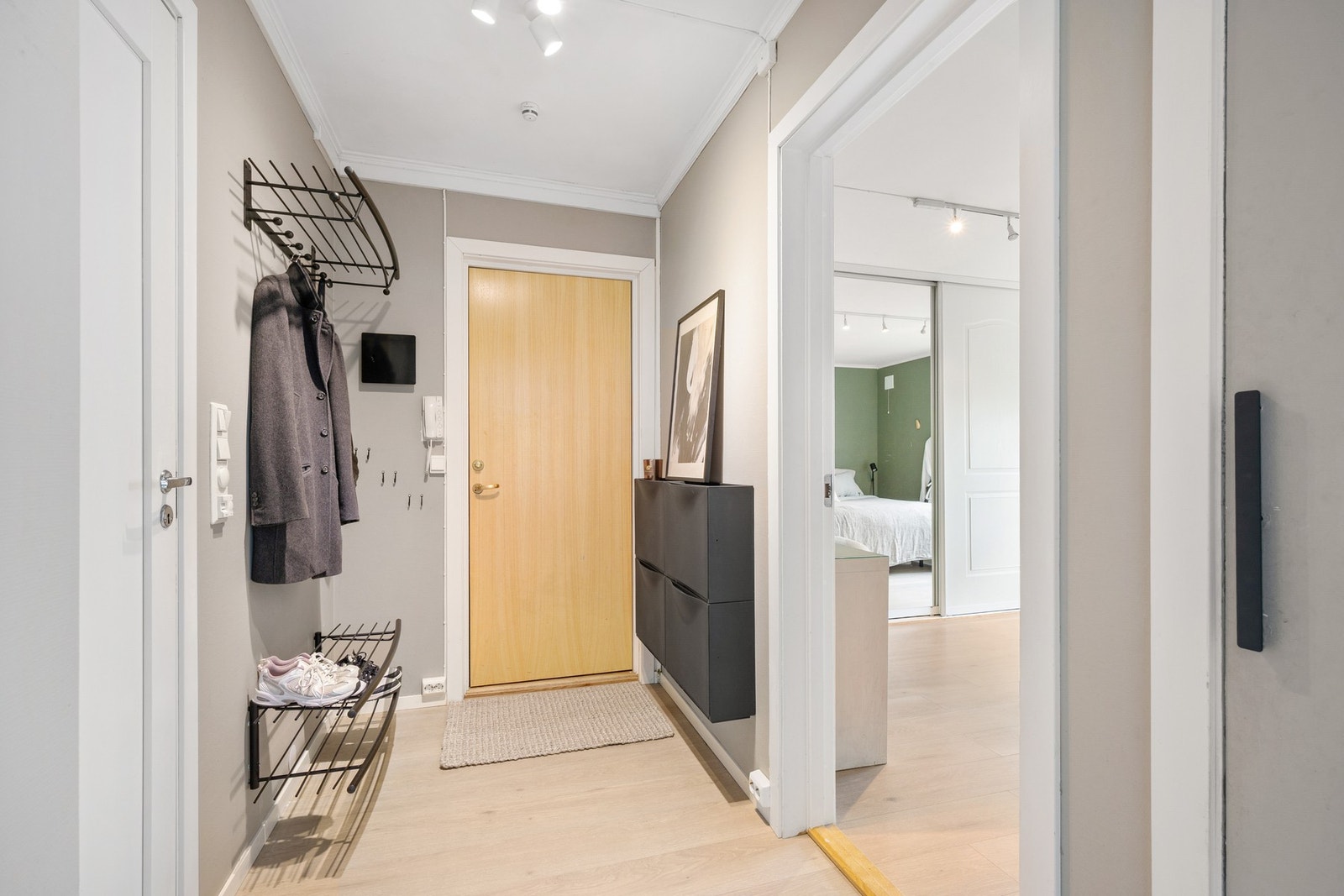 Det følger også 3 boder. 2 i kjeller og 1 på loft. Galleribilde