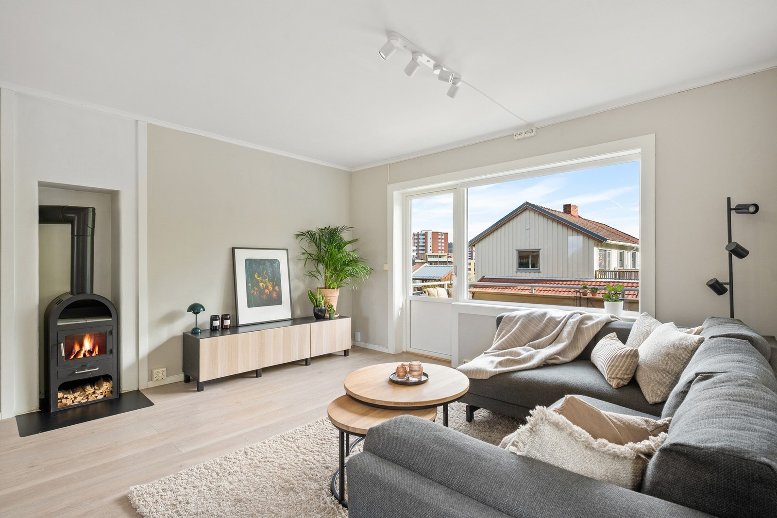 Fra stua er det utgang til solrik balkong med fine sol- og utsiktsforhold. Galleribilde